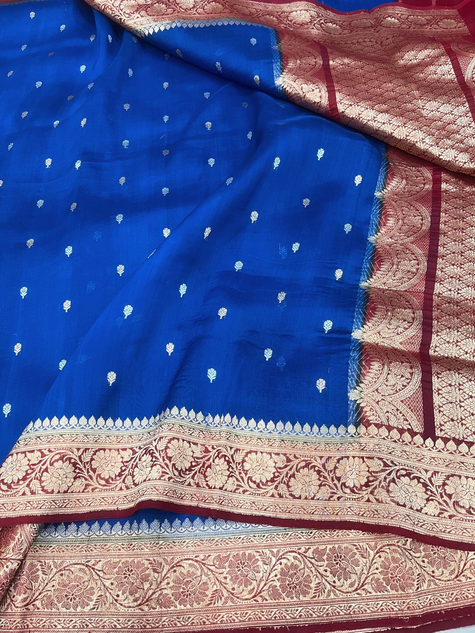 Pure Kora Silk Handloom Banarasi Saree - With Kadhua motifs