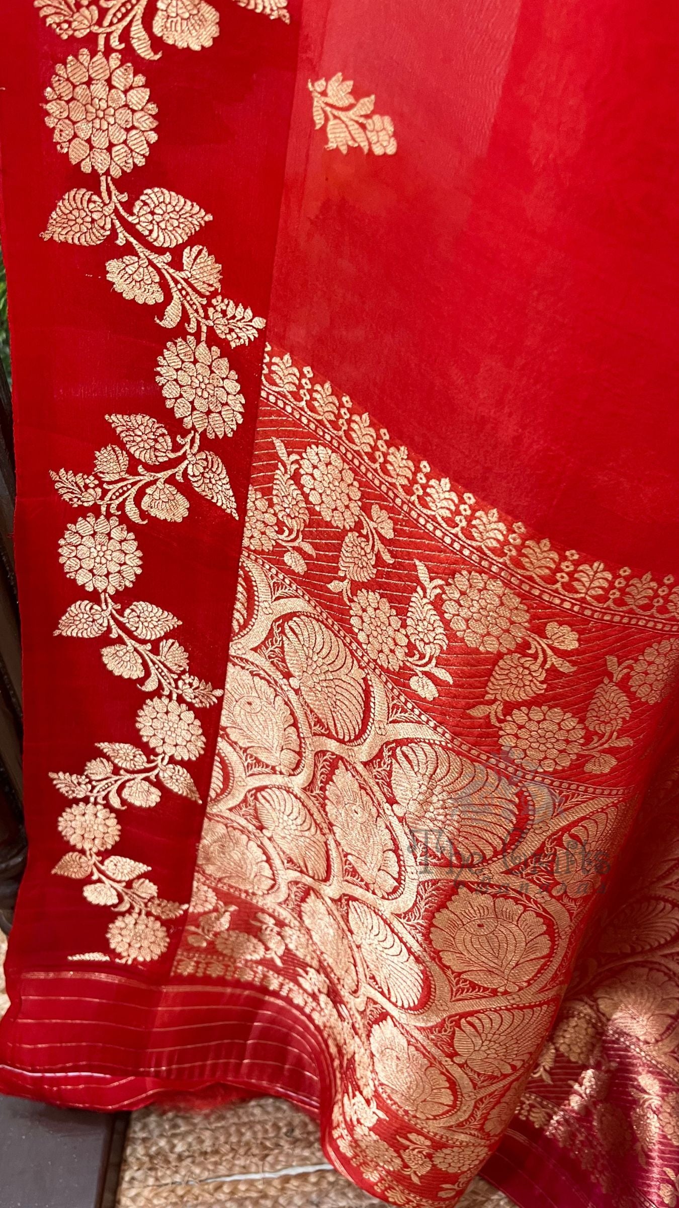 Pure Kora Silk Handloom Banarasi Saree - With Kadhua motifs