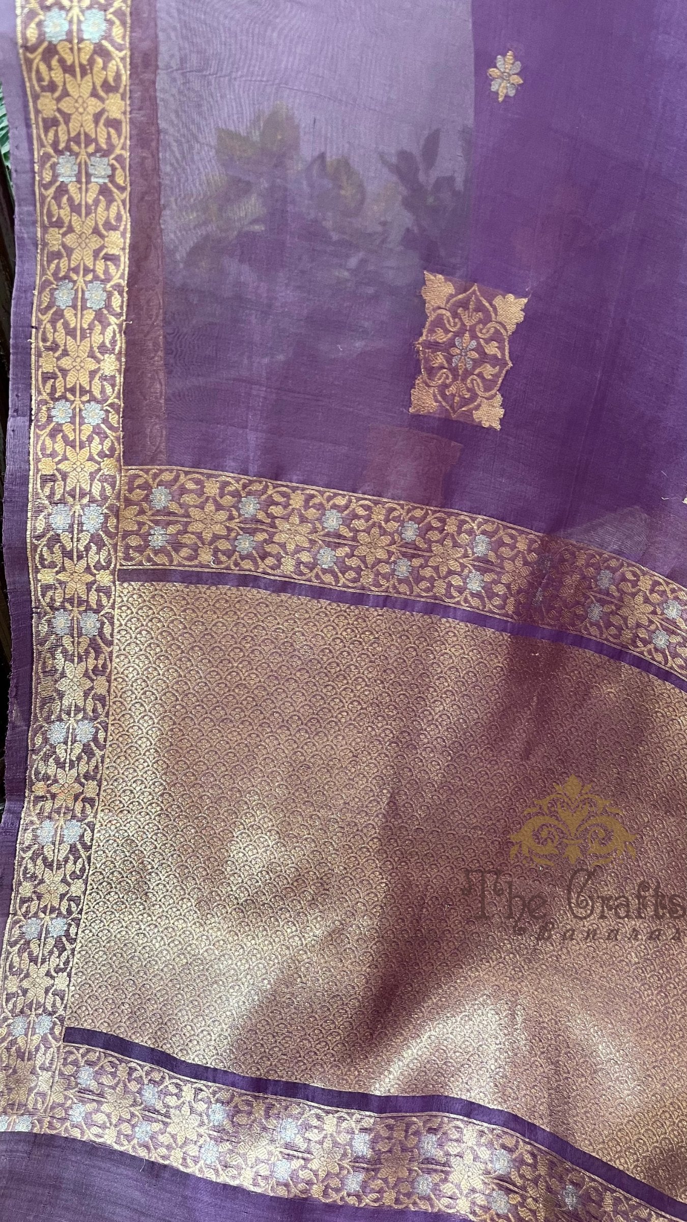 Pure Kora Silk Handloom Banarasi Saree - With Kadhua motifs