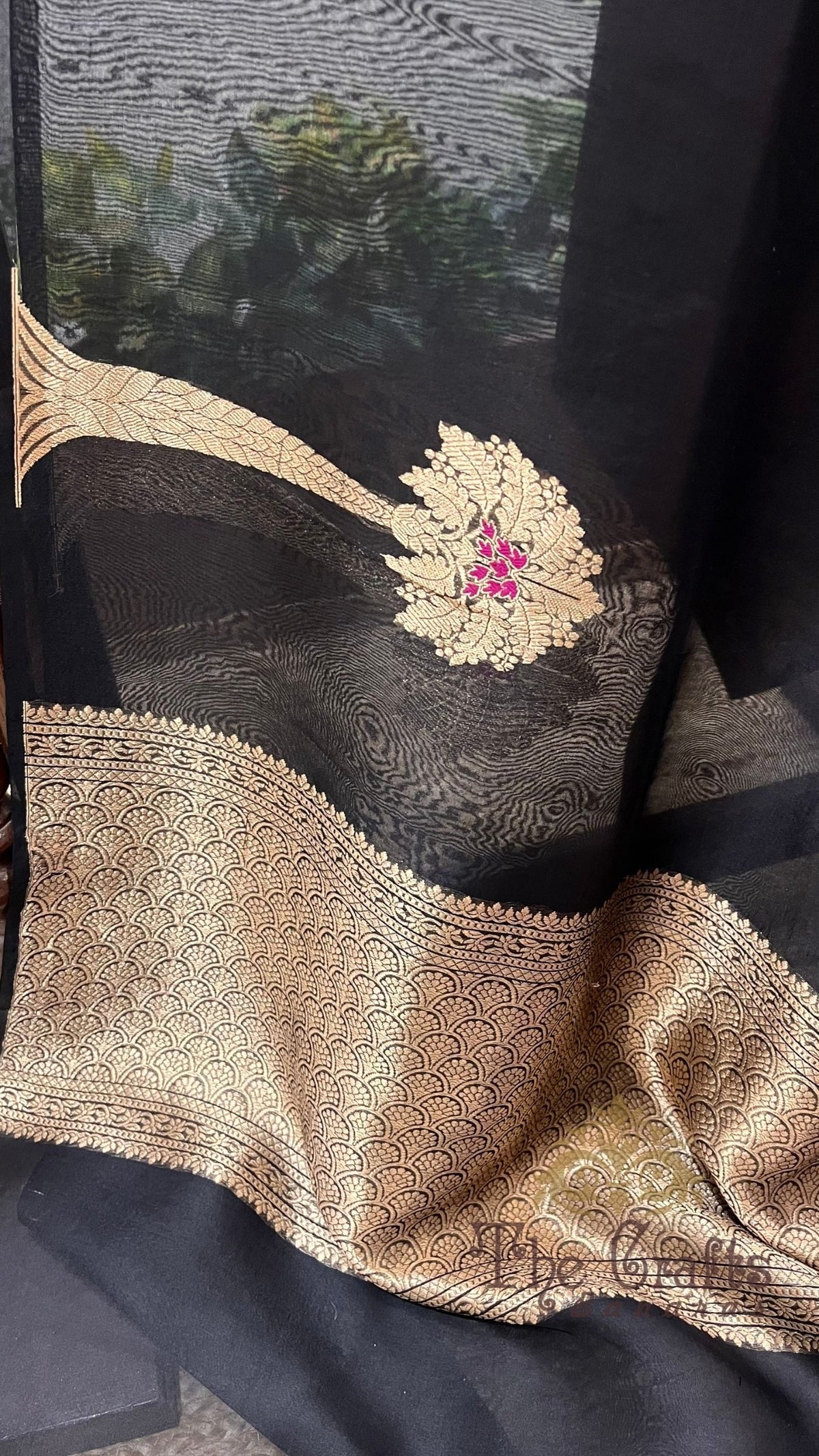 Pure Kora Silk Handloom Banarasi Saree - With Kadhua motifs