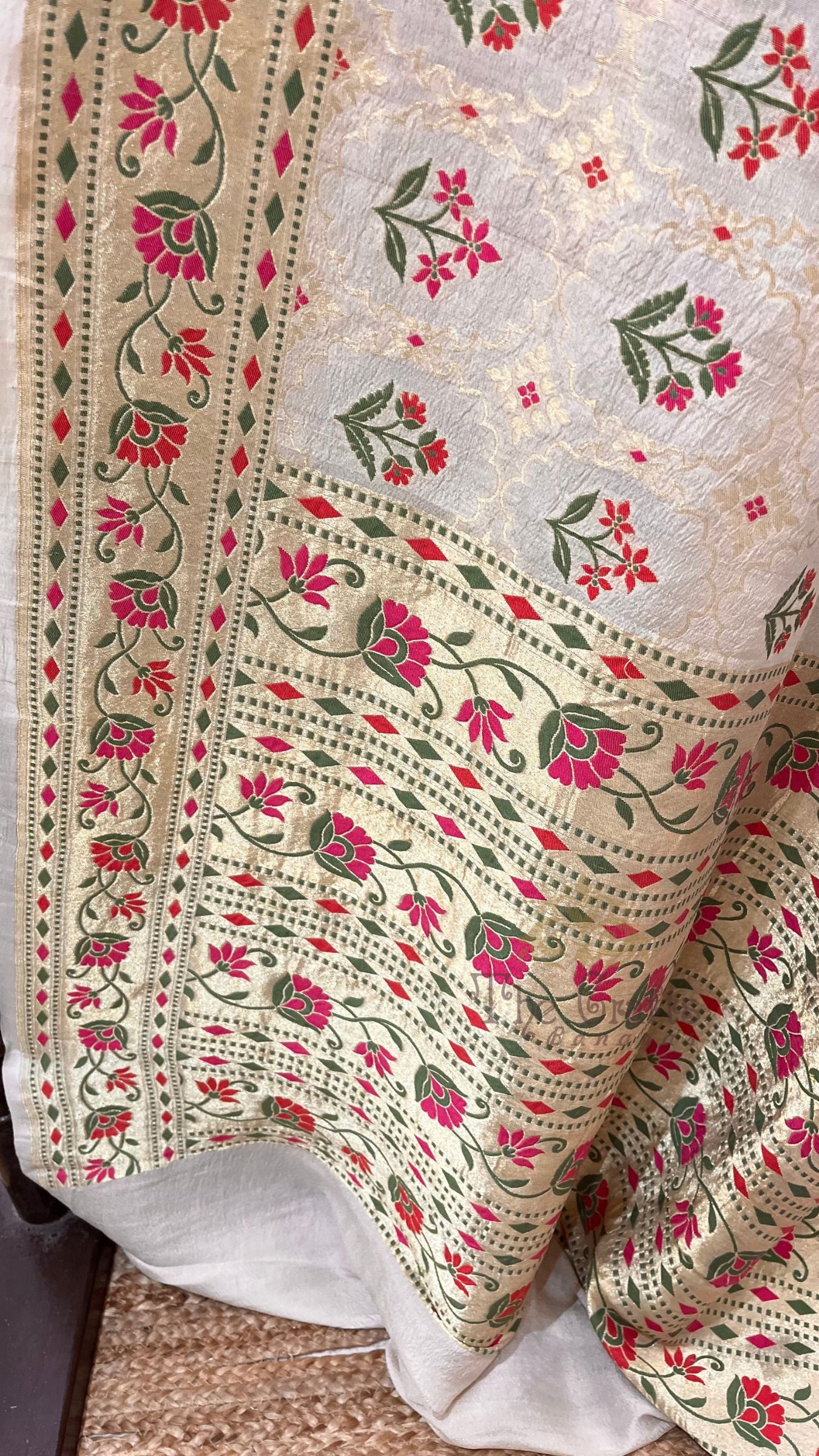 Tussar Georgette Handloom Banarasi Saree - Jaal with Meenakari