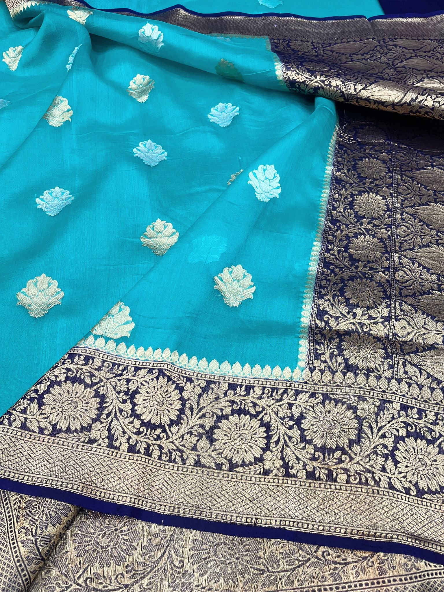 Pure Kora Silk Handloom Banarasi Saree - With Kadhua motifs