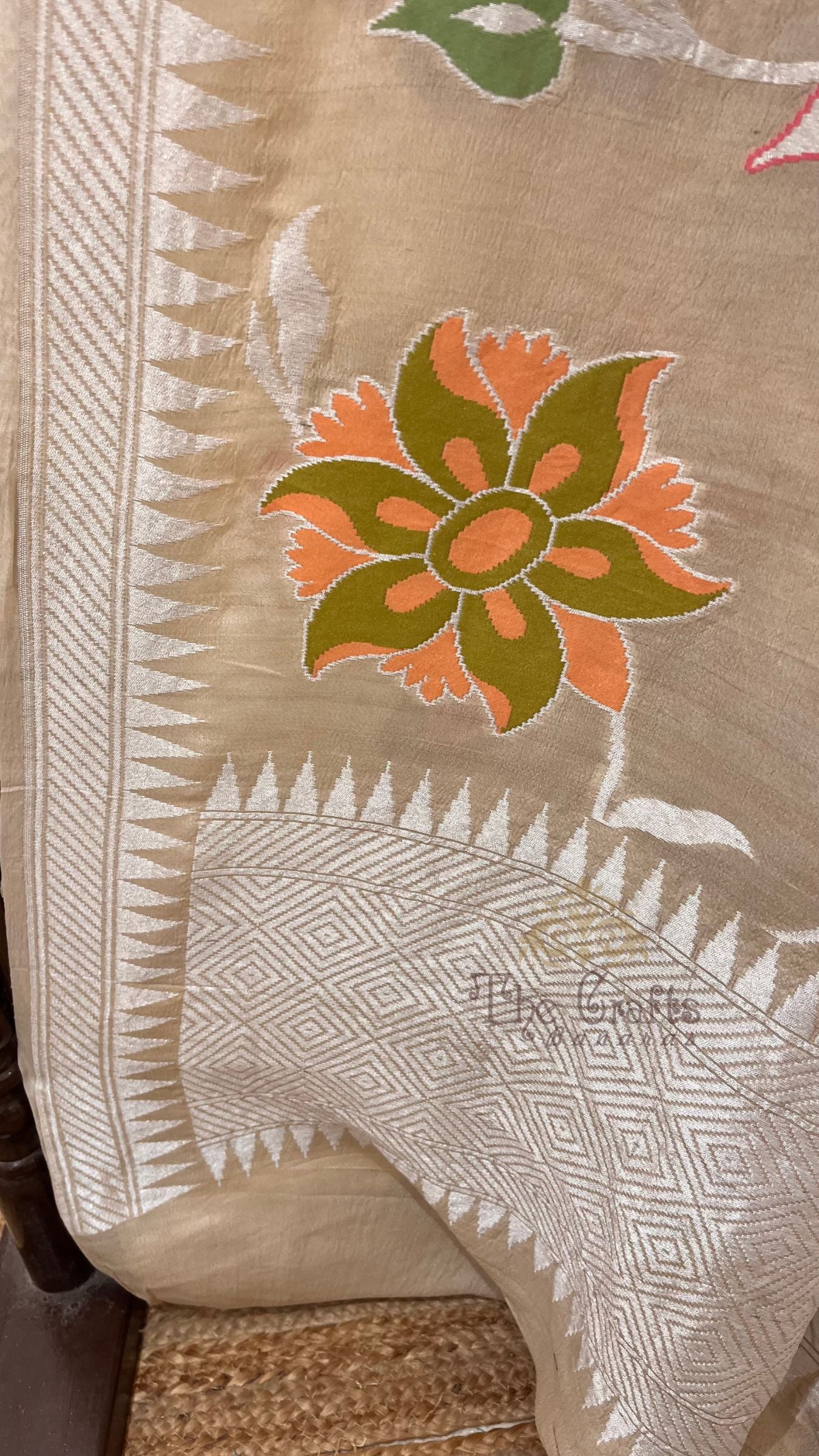 Tussar Georgette Handloom Banarasi Saree - Jaal with Meenakari