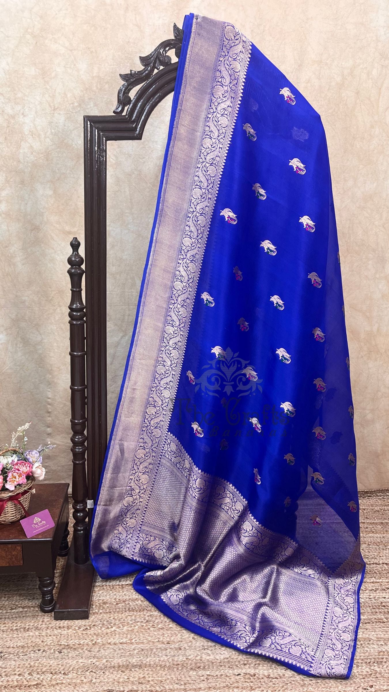 Pure Kora Silk Handloom Banarasi Saree - With Kadhua motifs
