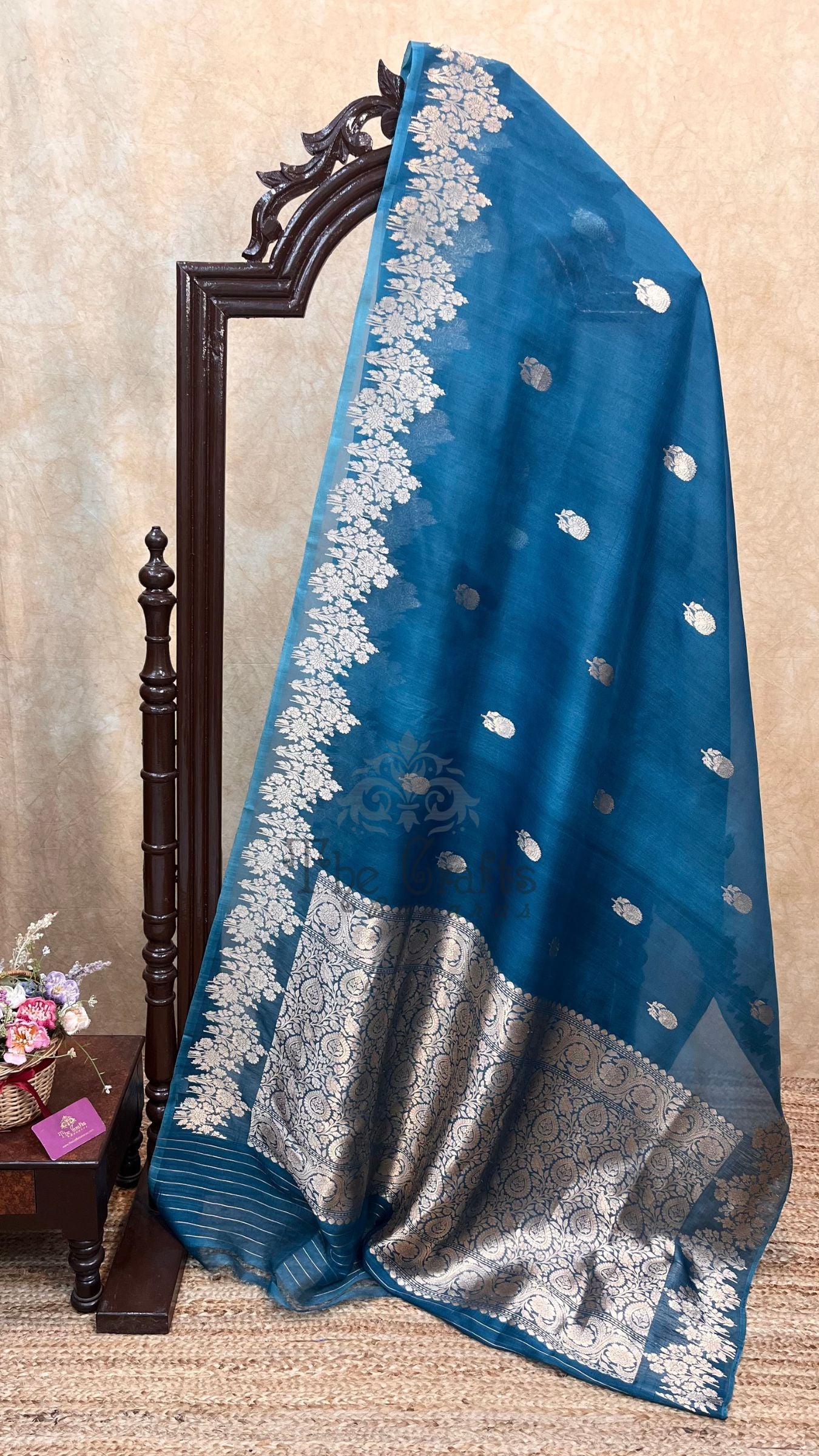 Pure Kora Silk Handloom Banarasi Saree - With Kadhua motifs