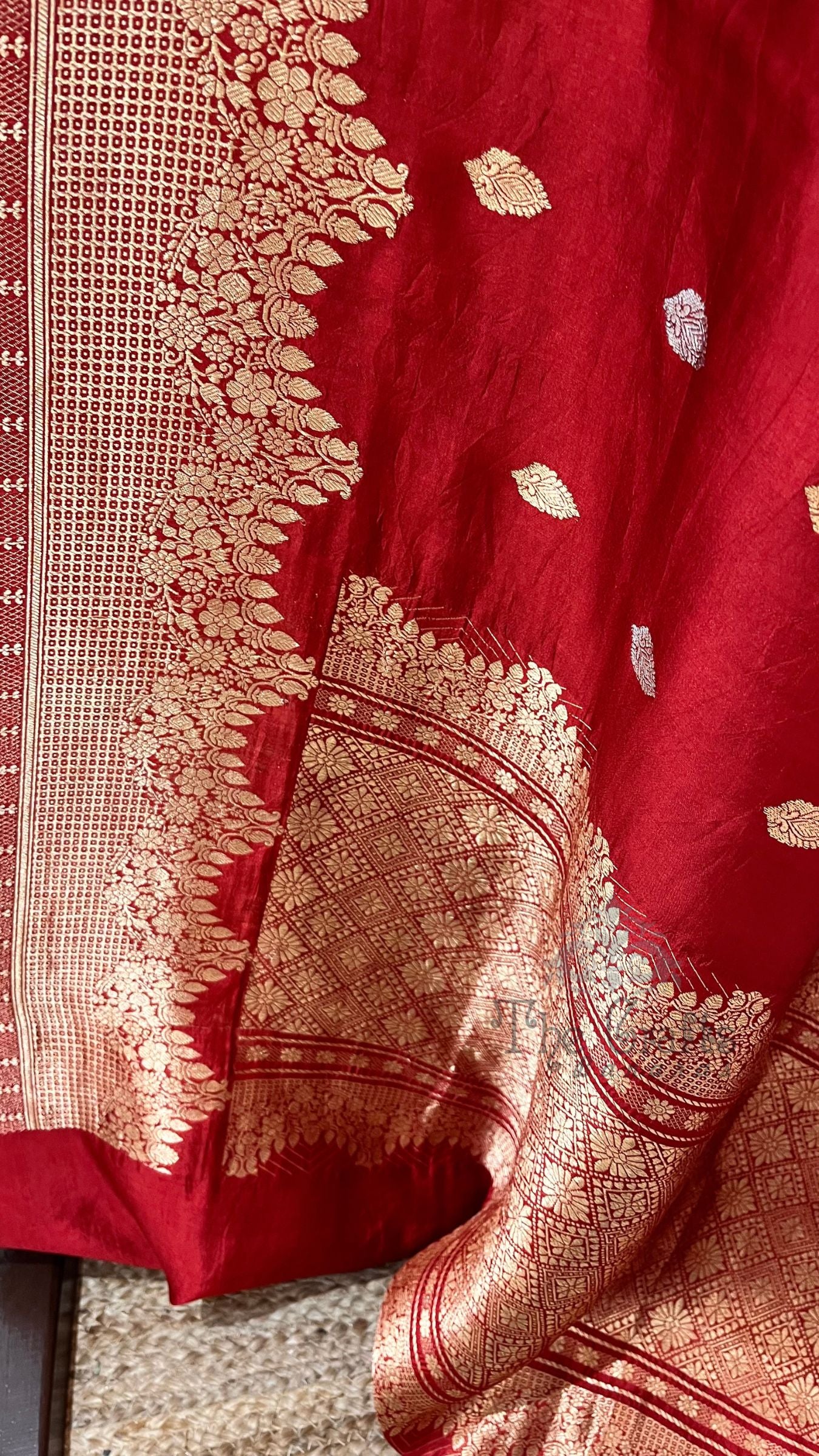Pure Katan Silk Handloom Banarasi Saree - with kadhua motifs
