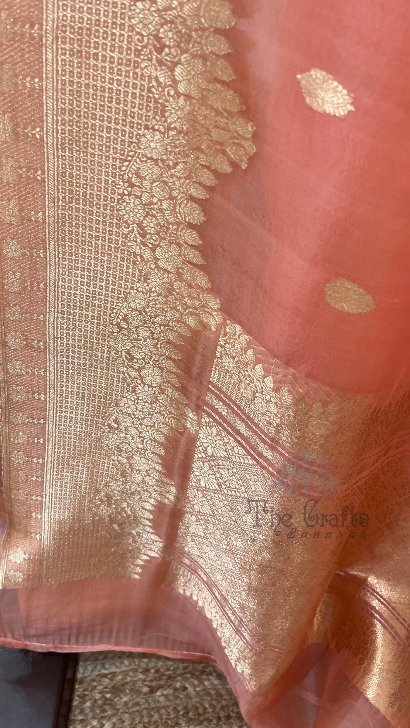 Pure Kora Silk Handloom Banarasi Saree - With Kadhua motifs