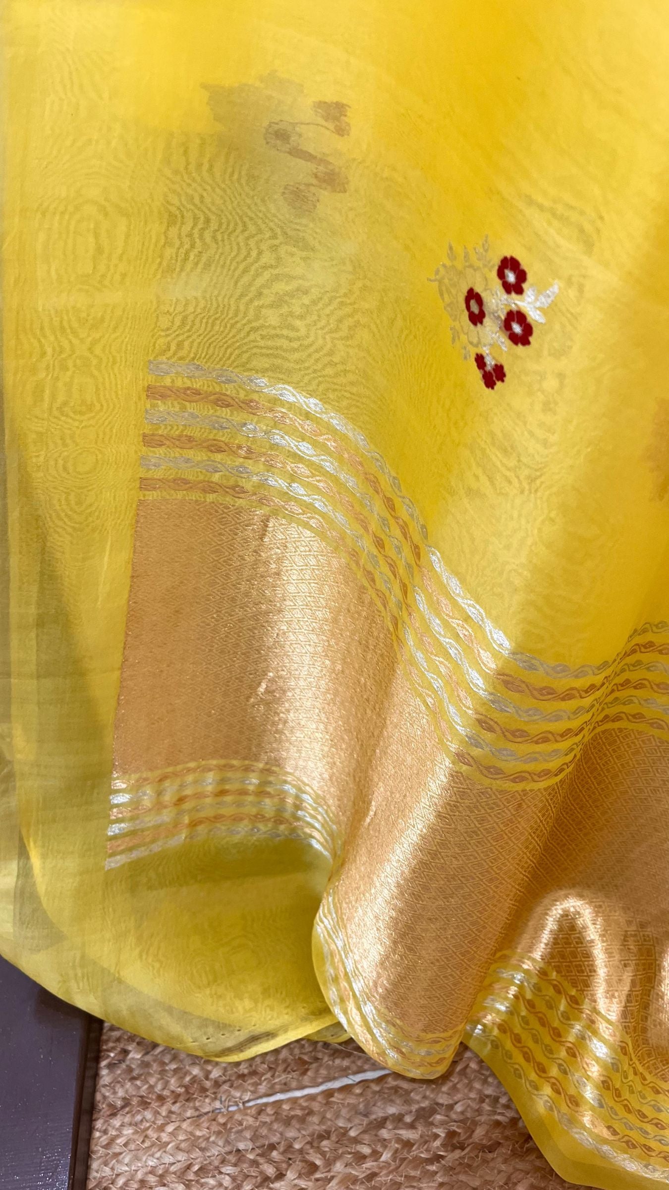 Pure Kora Silk Handloom Banarasi Saree - With Kadhua motifs
