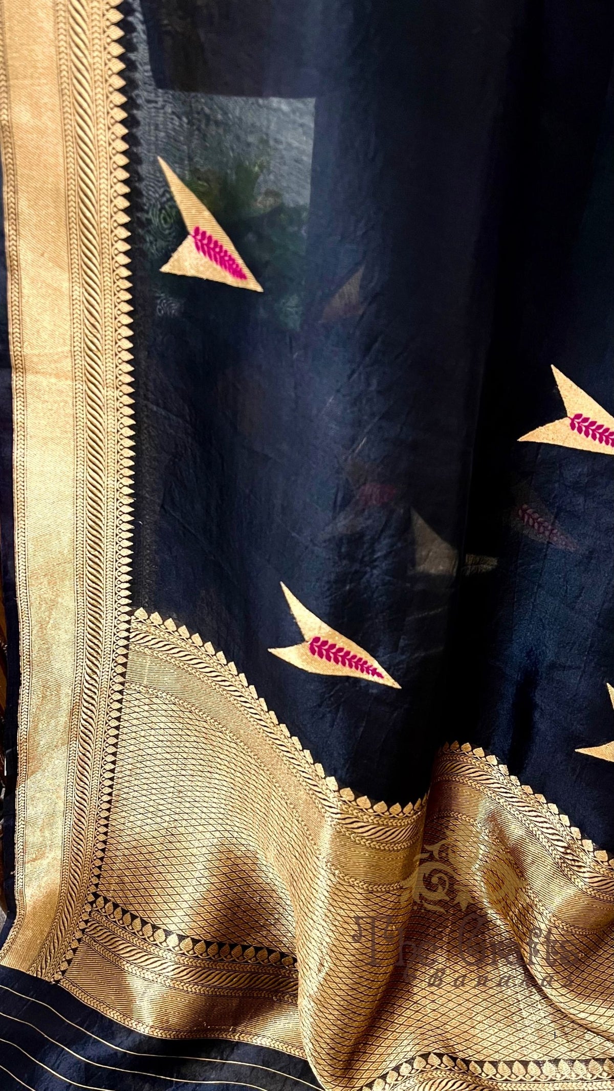 Pure Kora Silk Handloom Banarasi Saree - with kadhua motifs