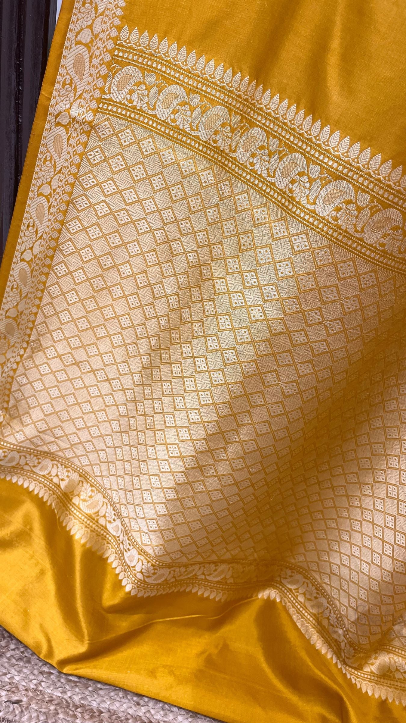 Pure Katan Silk Handloom Banarasi Saree - Resham Chunri Buti