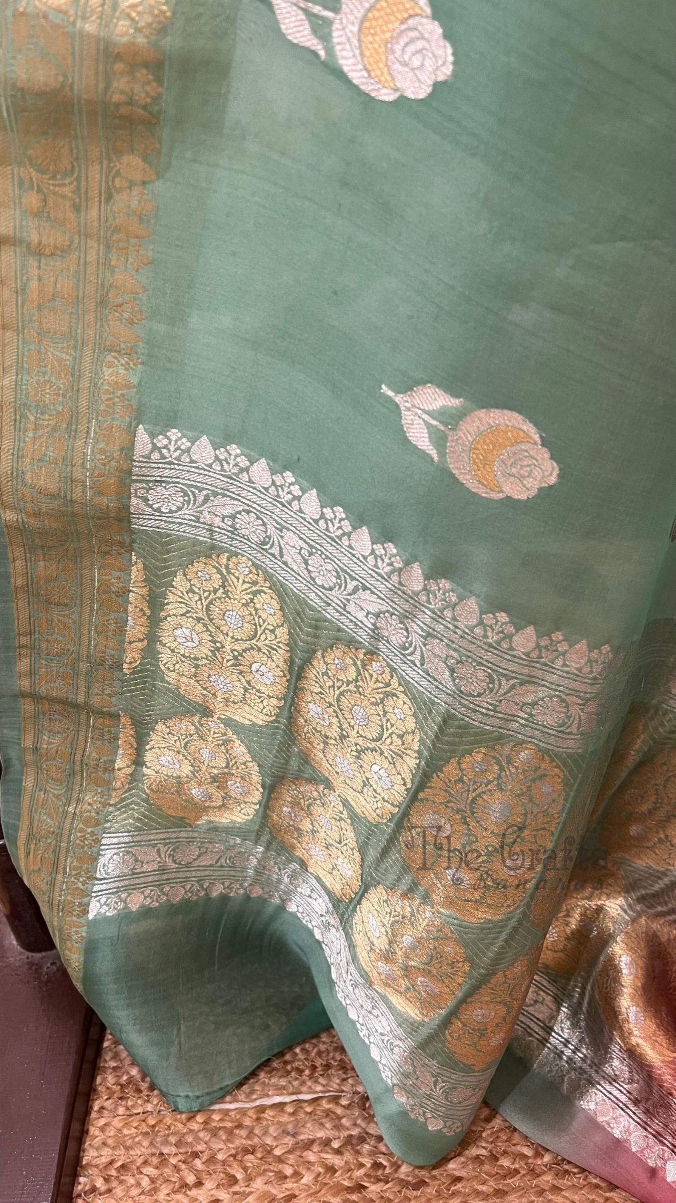 Pure Kora Silk Handloom Banarasi Saree - With Kadhua motifs