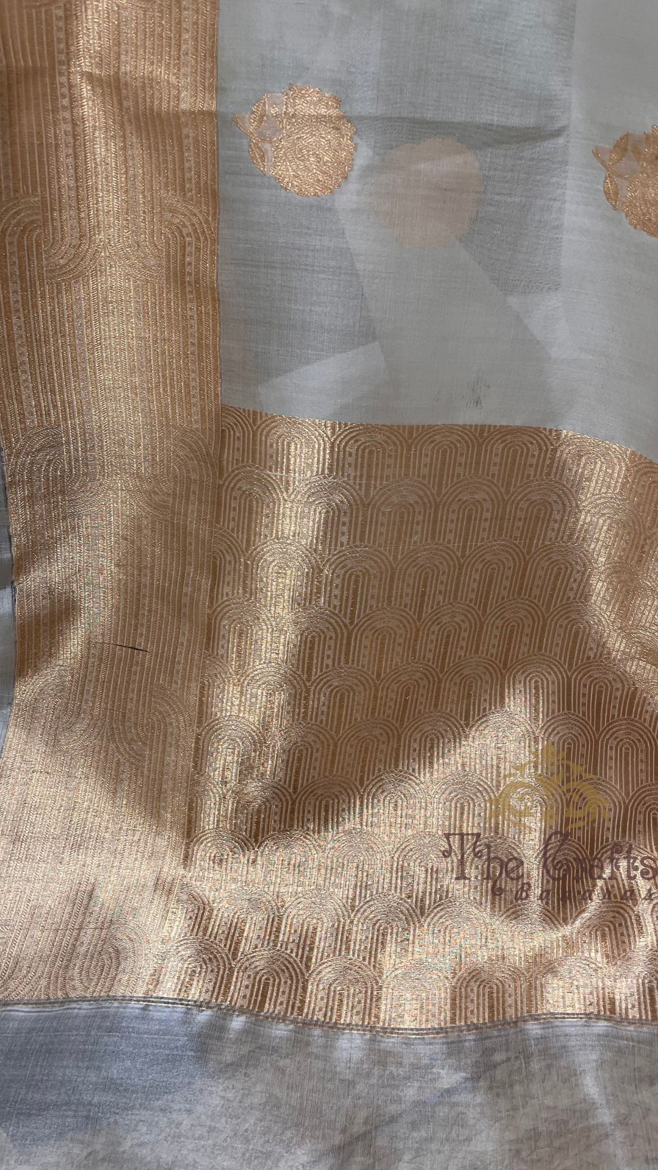Pure Kora Silk Handloom Banarasi Saree - With Kadhua motifs