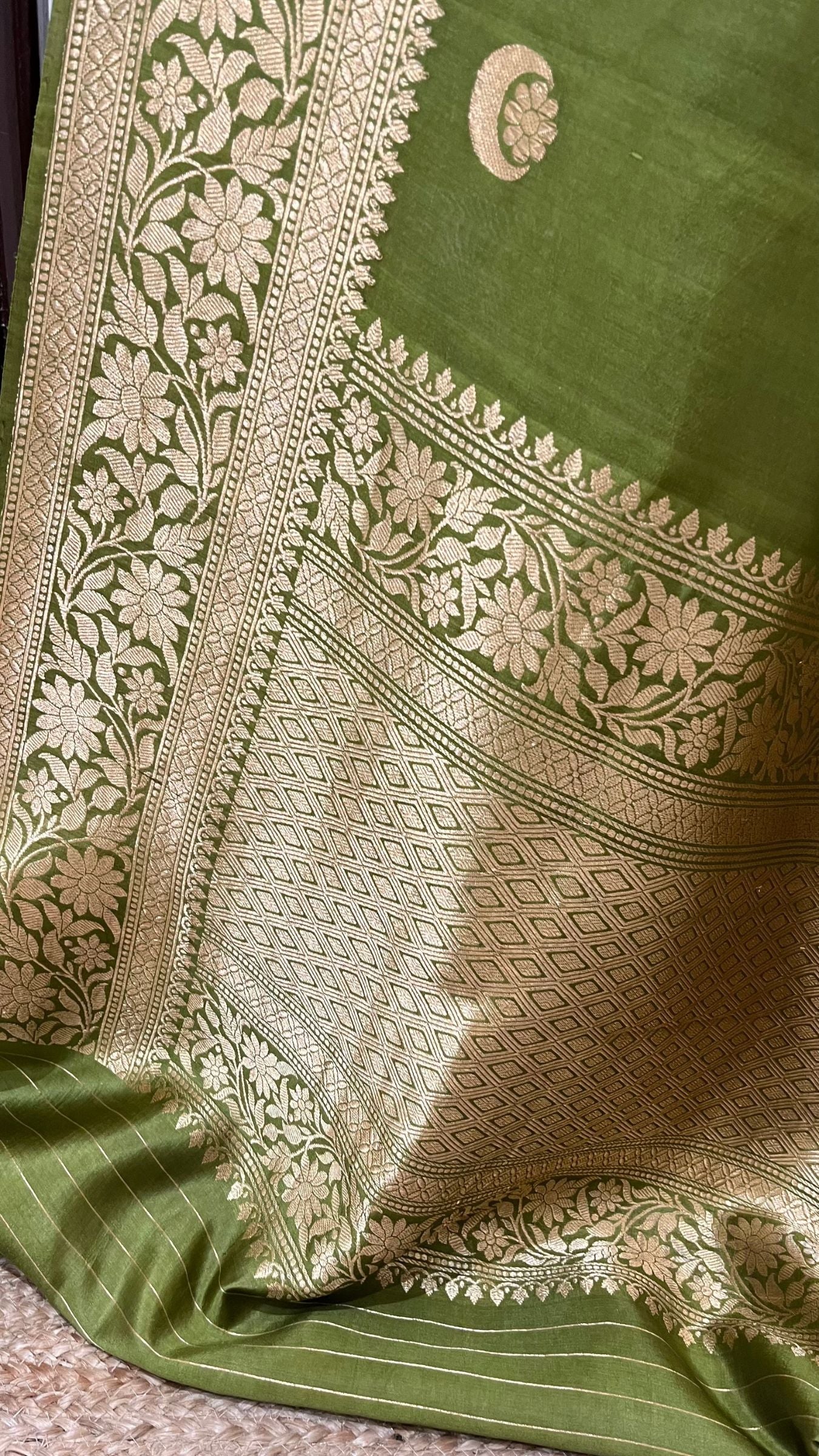 Pure Katan Silk Handloom Banarasi Saree - with kadhua motifs