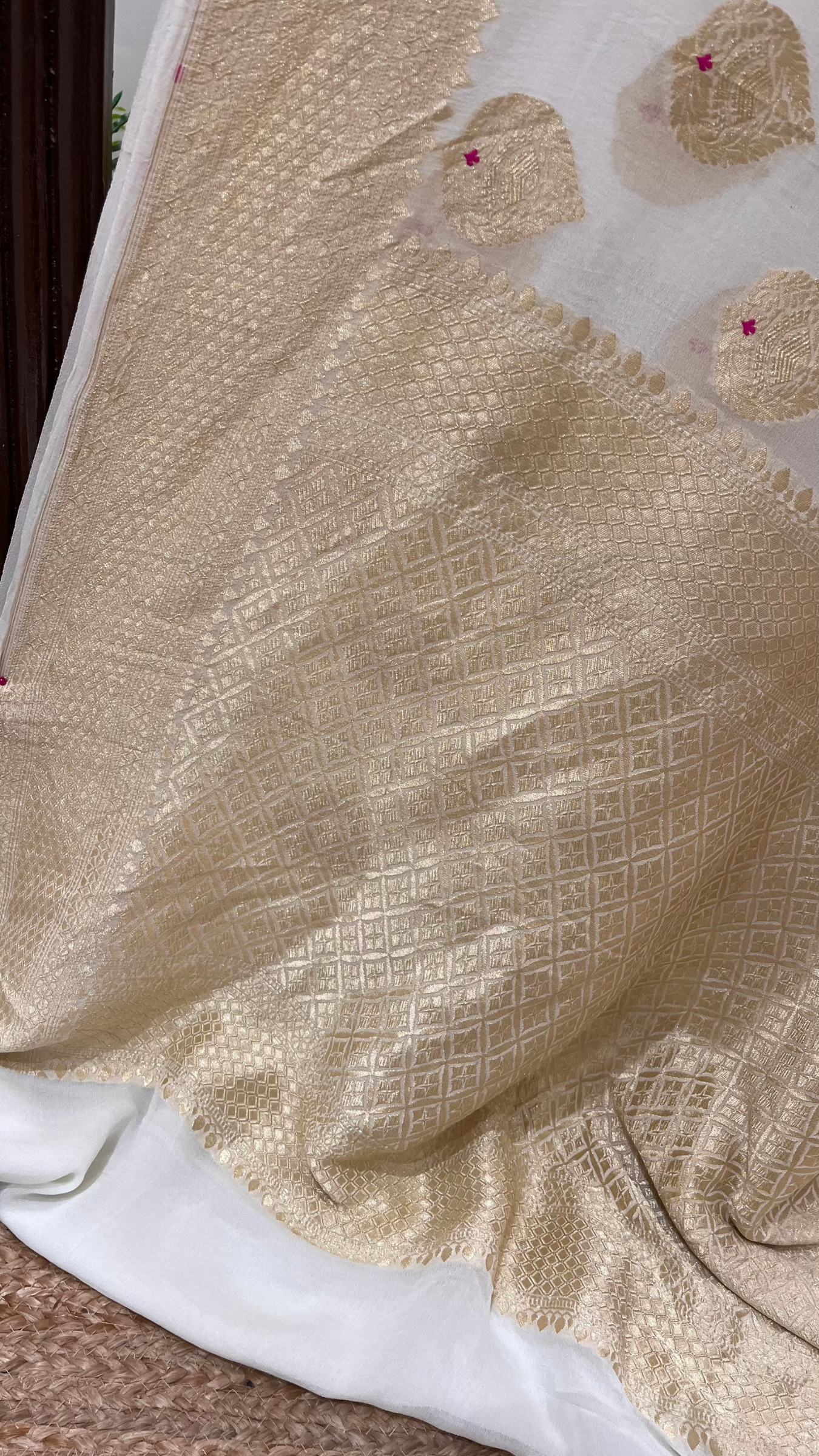 Khaddi Georgette Handloom Banarasi Saree - Jaal with Meenakari