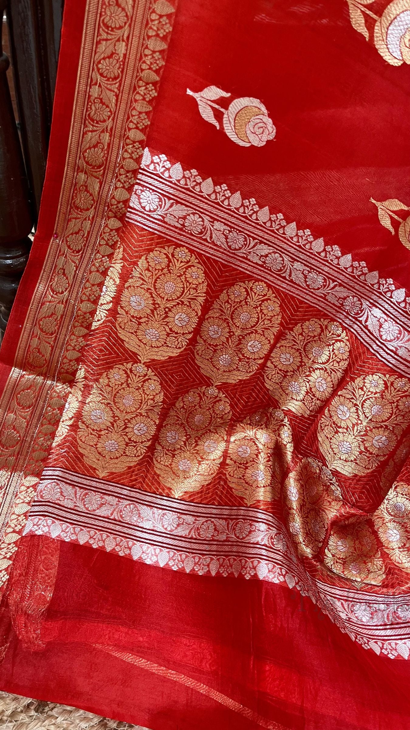 Pure Kora Silk Handloom Banarasi Saree - With Kadhua motifs