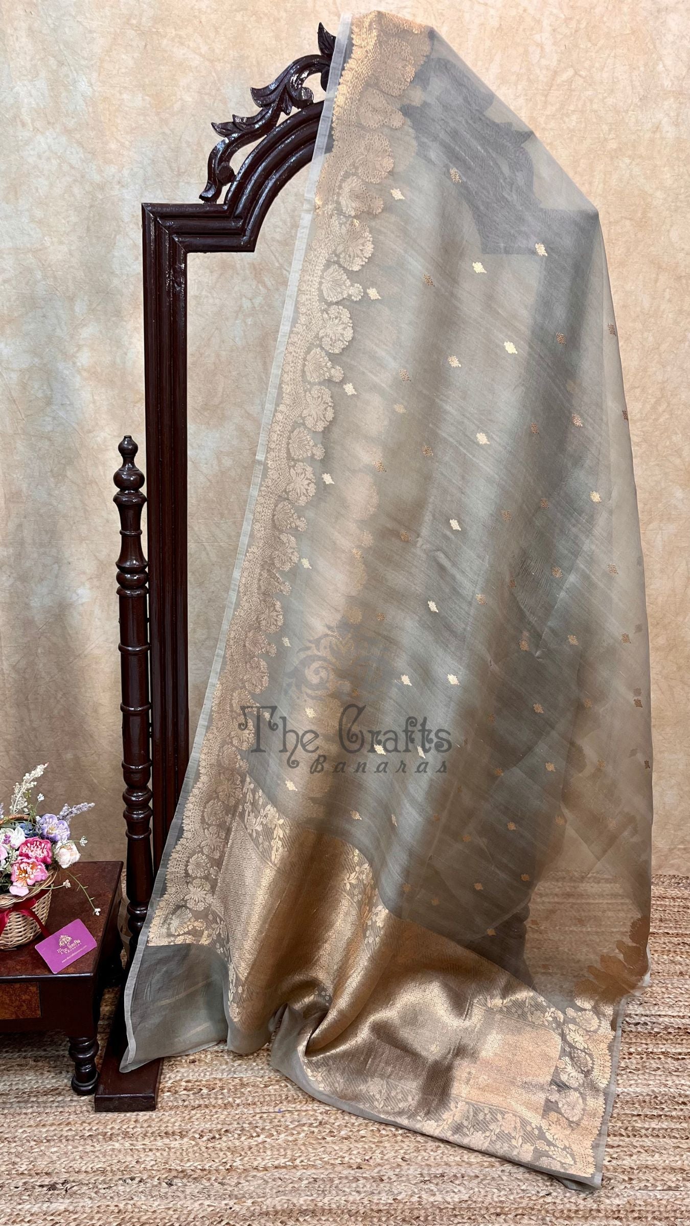 Pure Kora Silk Handloom Banarasi Saree - With Kadhua motifs