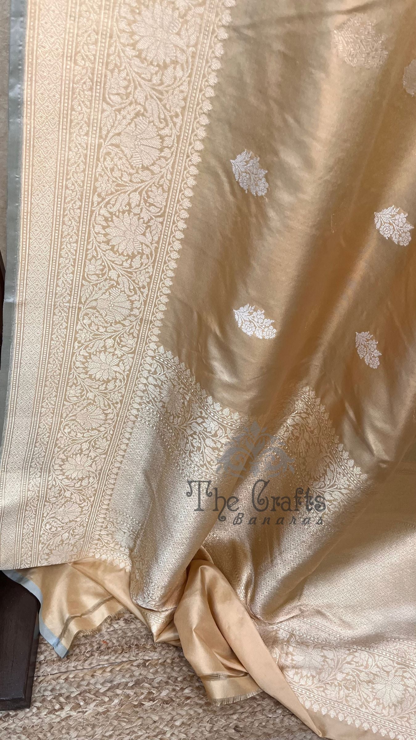 Pure Katan Silk Handloom Banarasi Saree - with kadhua motifs
