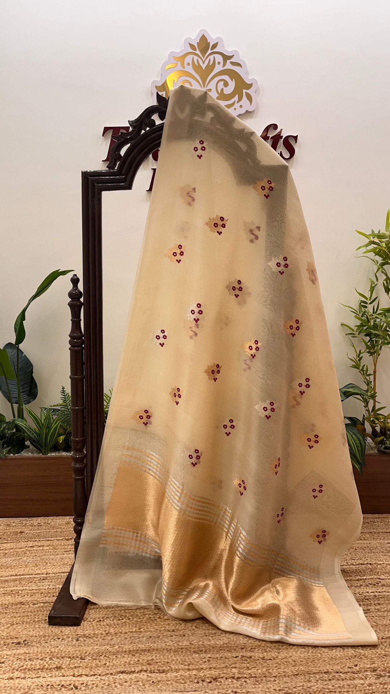 Pure Kora Silk Handloom Banarasi Saree - With Kadhua motifs