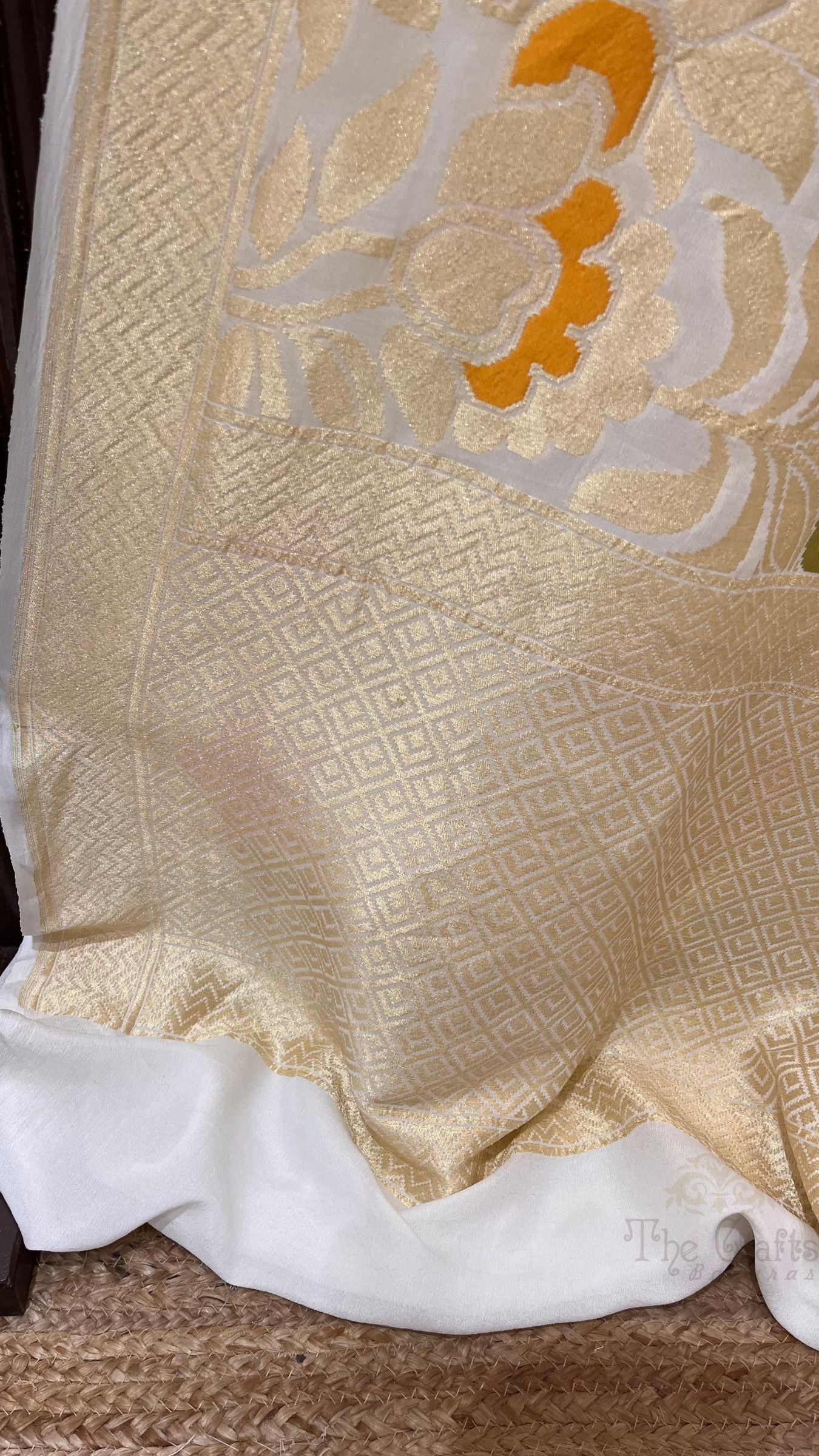 Khaddi Georgette Handloom Banarasi Saree - Jaal with Meenakari