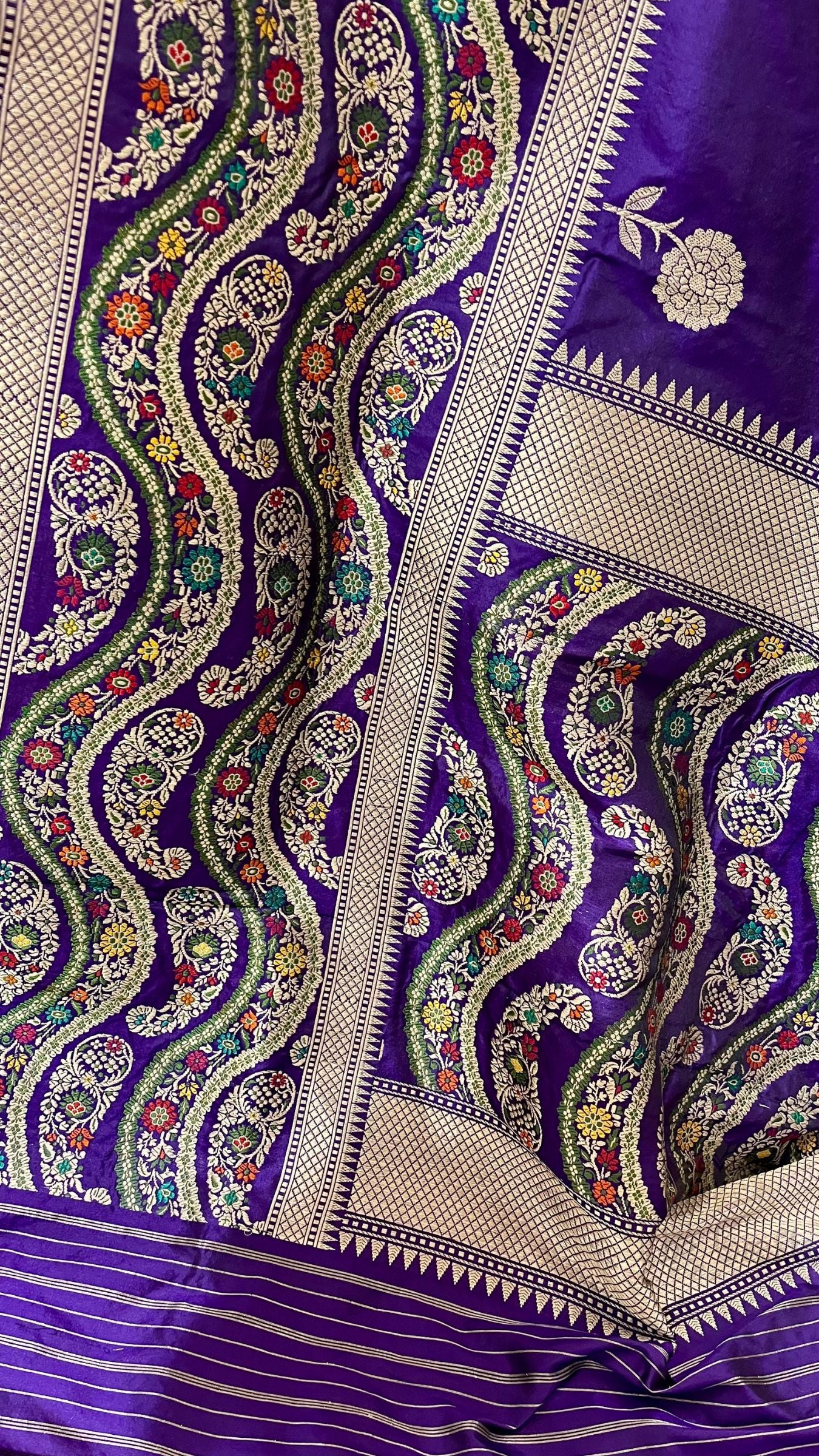 Pure Katan Silk Handloom Banarasi Saree - with kadhua meenakari motifs