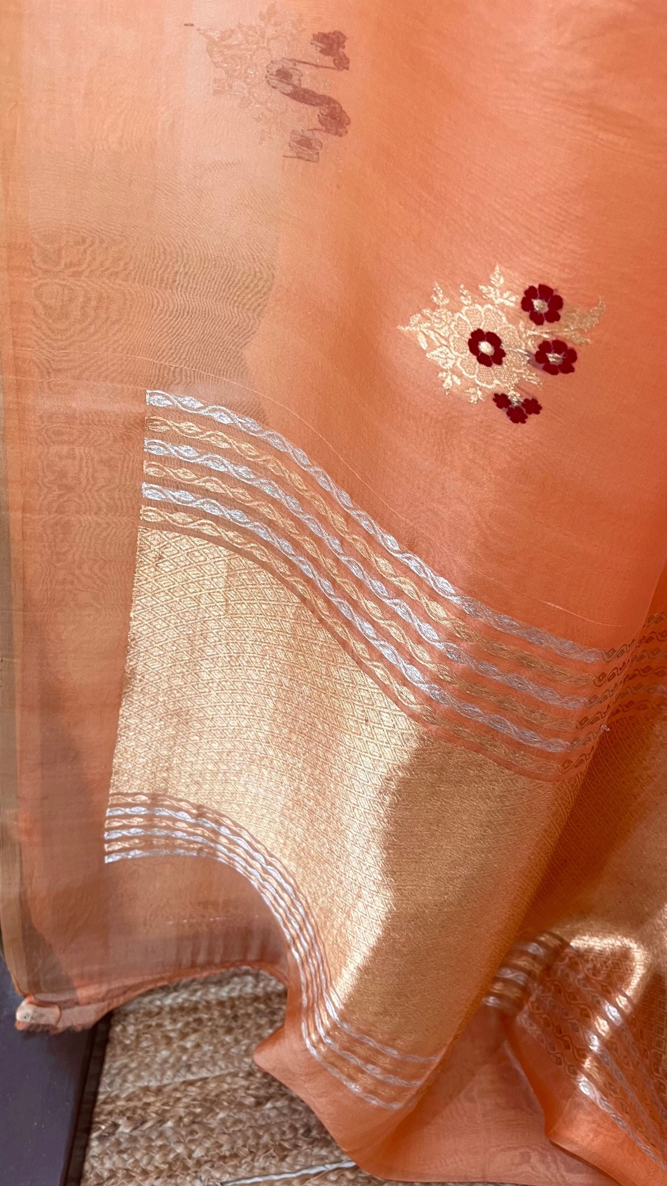 Pure Kora Silk Handloom Banarasi Saree - With Kadhua motifs