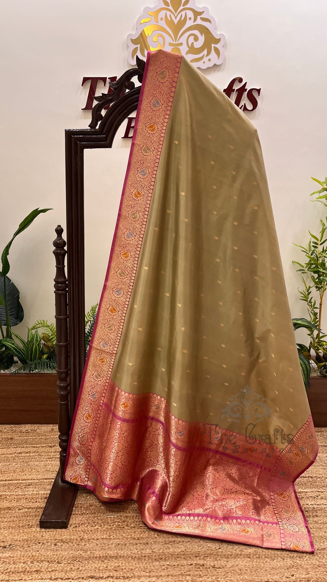 Pure Katan Silk Handloom Banarasi Saree - with kadhua motifs
