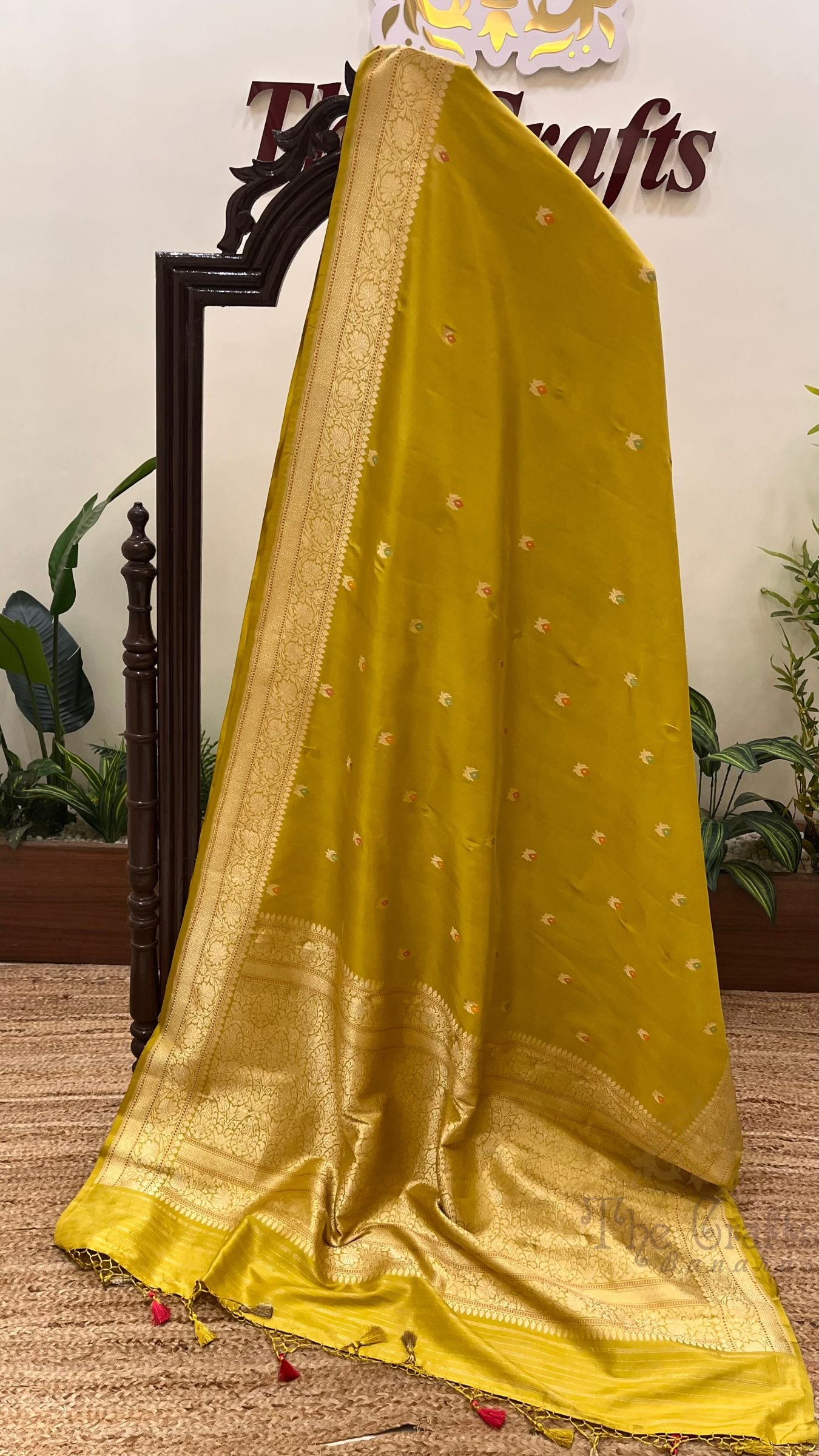 Pure Katan Silk Handloom Banarasi Saree - with kadhua motifs