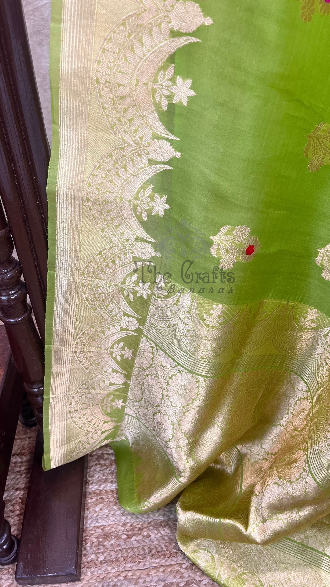 Pure Kora Silk Handloom Banarasi Saree - With Kadhua motifs