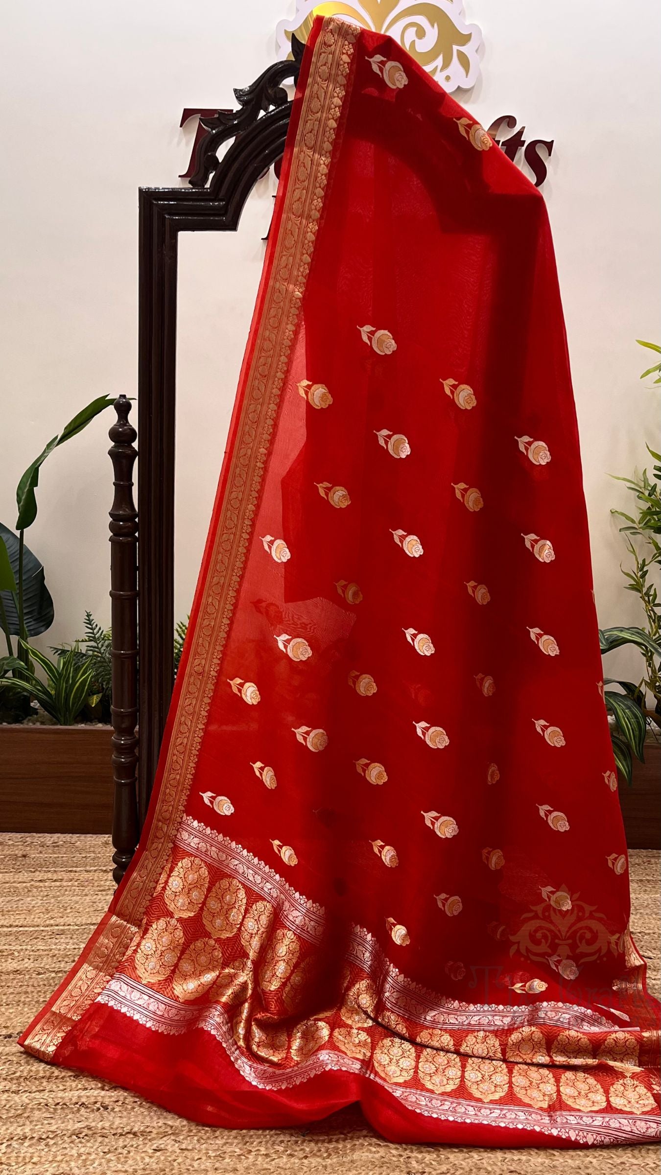 Pure Kora Silk Handloom Banarasi Saree - With Kadhua motifs