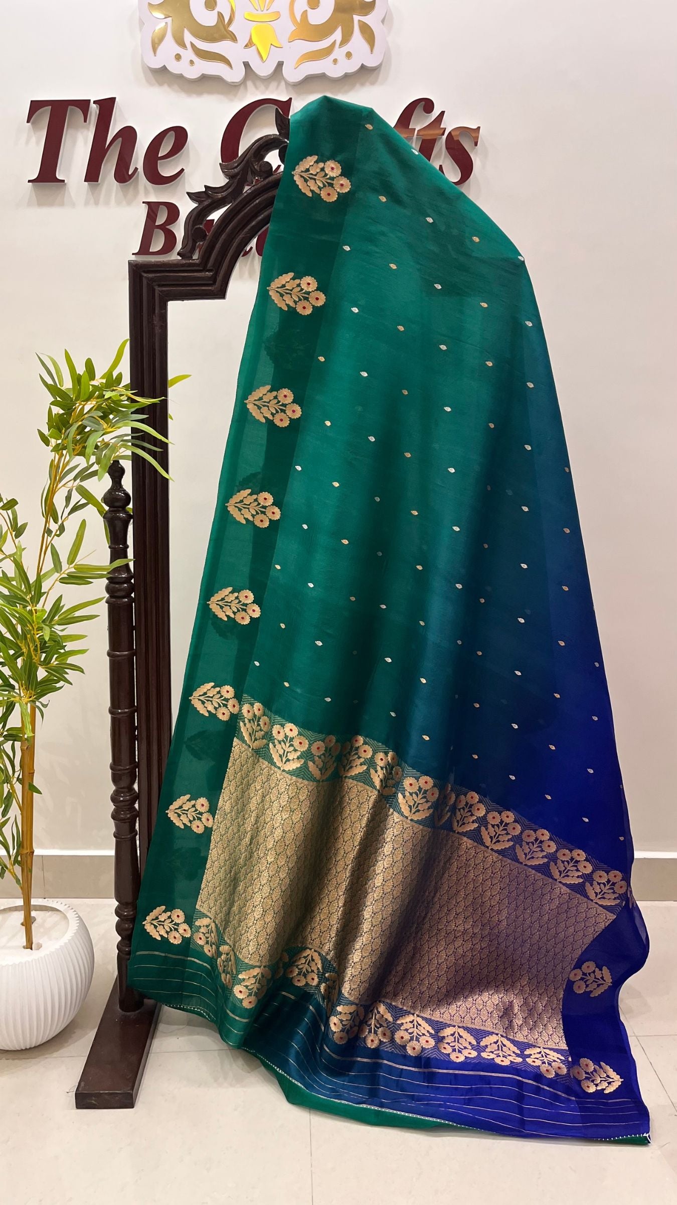 Pure Kora Silk Handloom Banarasi Saree - With Kadhua motifs