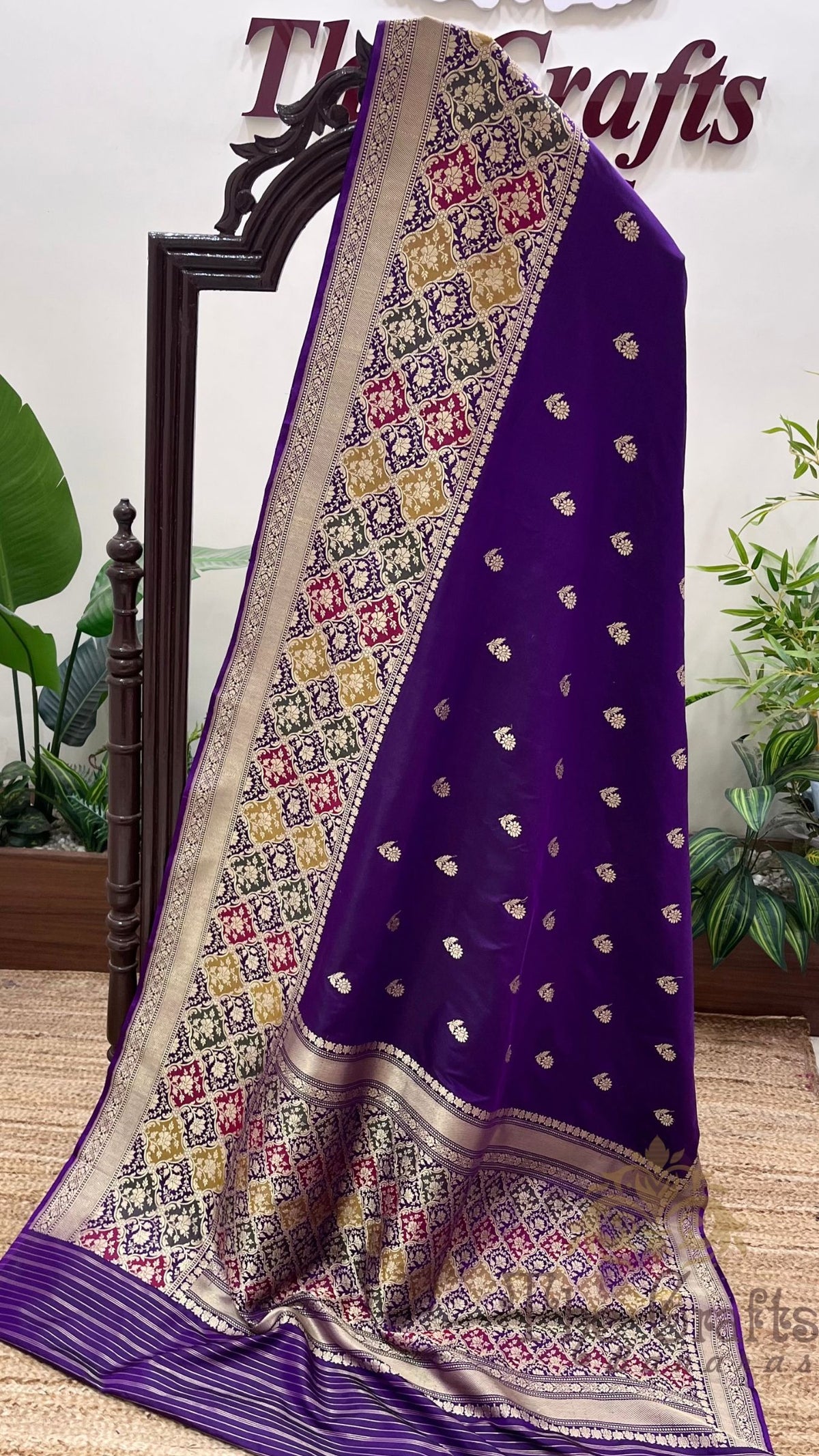 Pure Katan Silk Handloom Banarasi Saree - with kadhua motifs