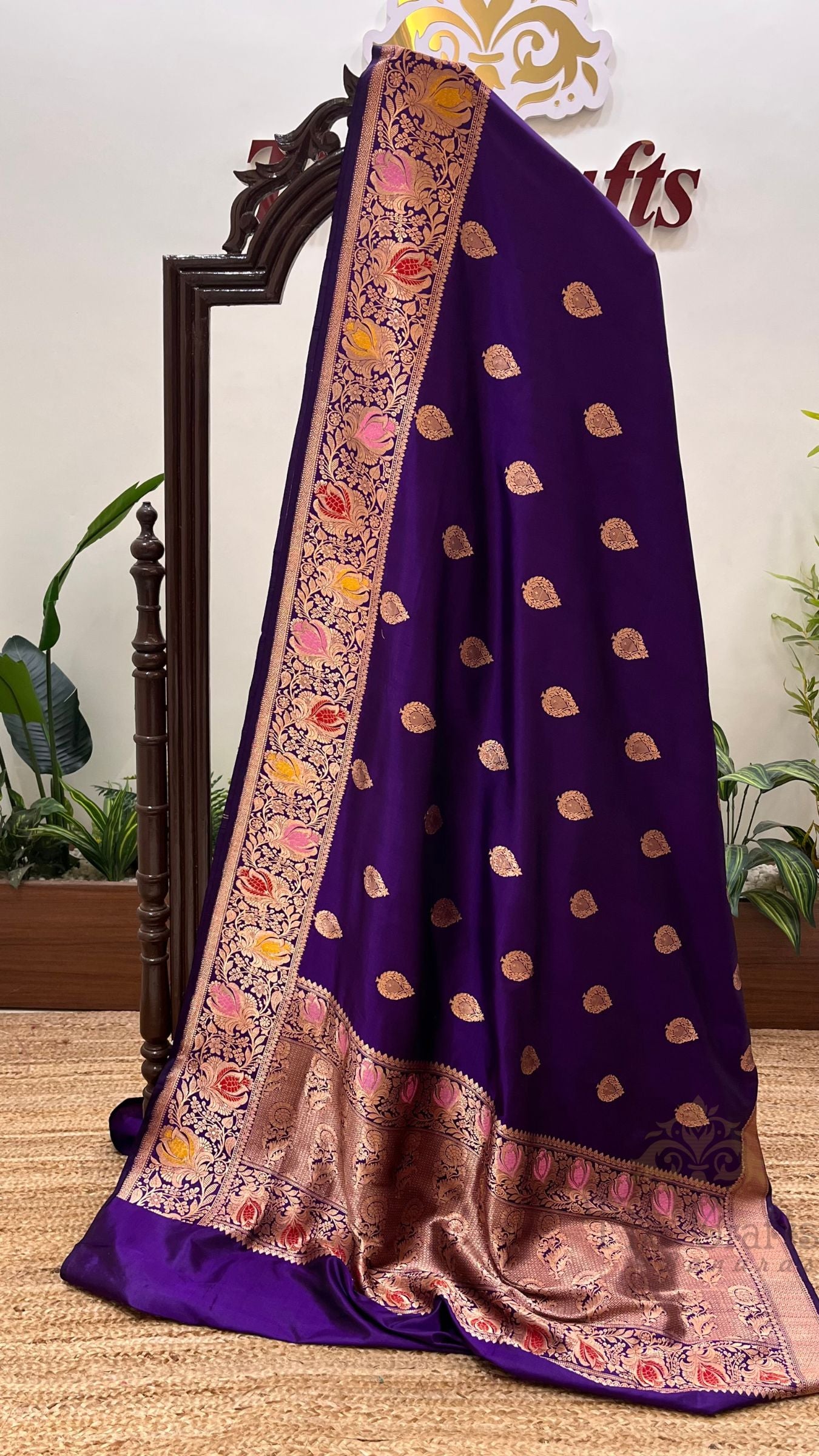 Pure Katan Silk Handloom Banarasi Saree - with kadhua motifs