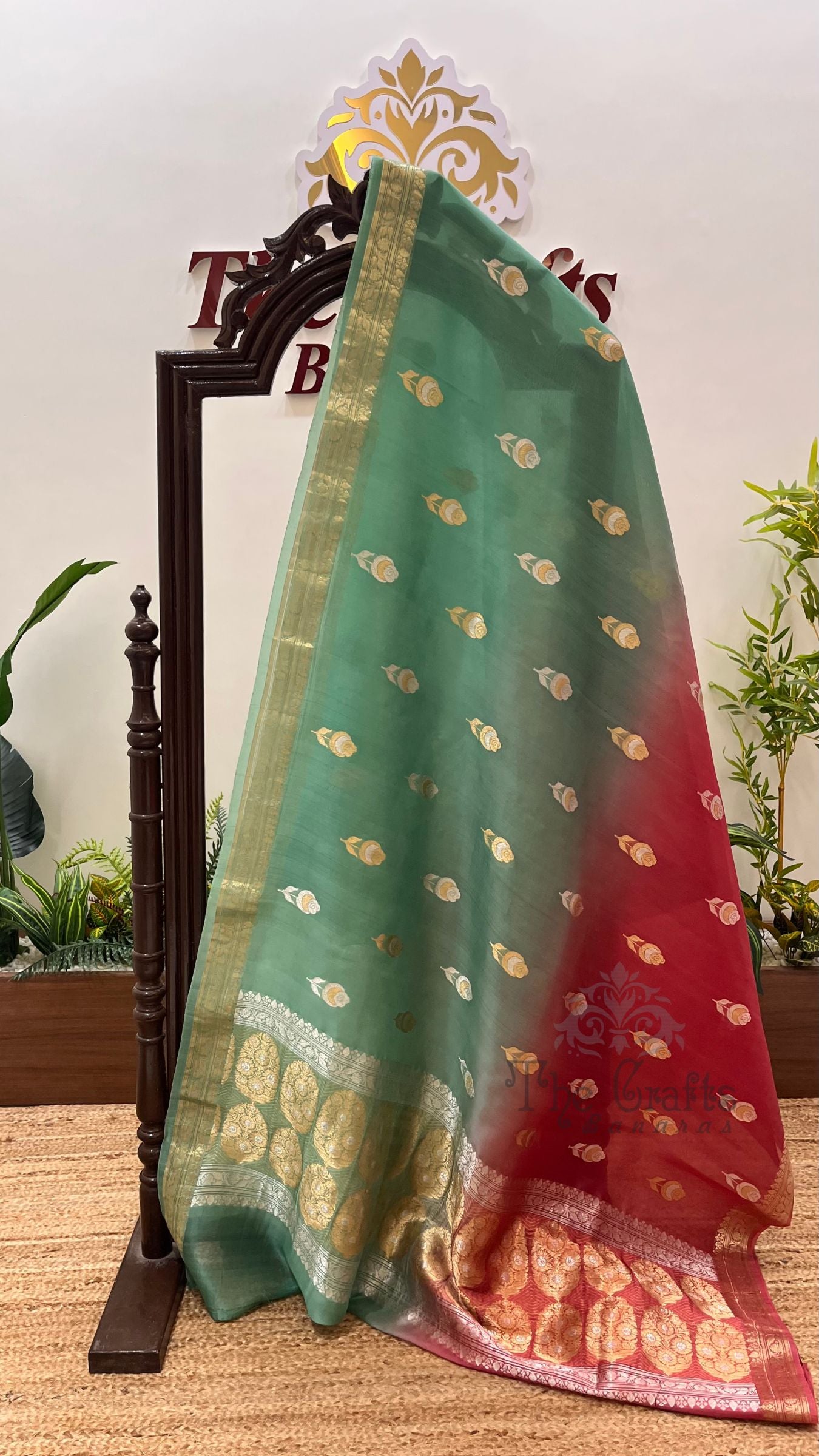 Pure Kora Silk Handloom Banarasi Saree - With Kadhua motifs