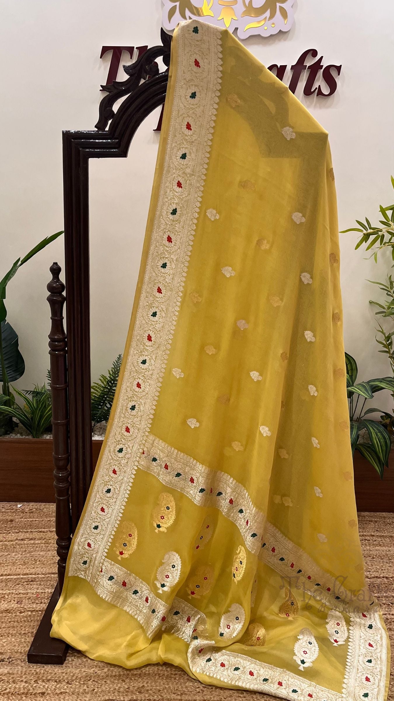 Tissue Georgette Handloom Banarasi Saree - with kadhua Meenakari Motifs
