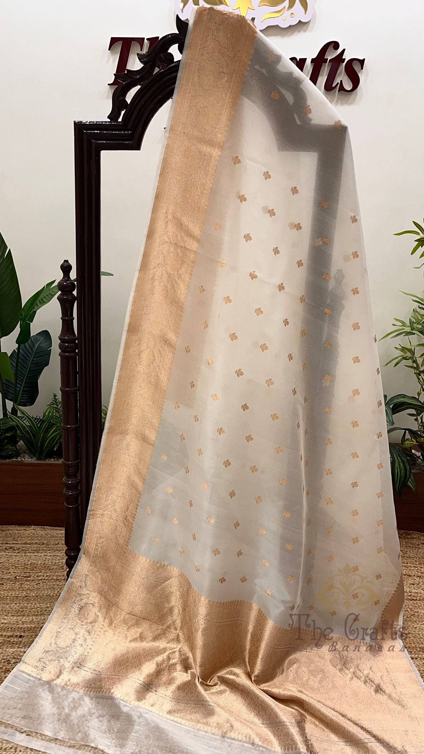 Pure Kora Silk Handloom Banarasi Saree - With Kadhua motifs