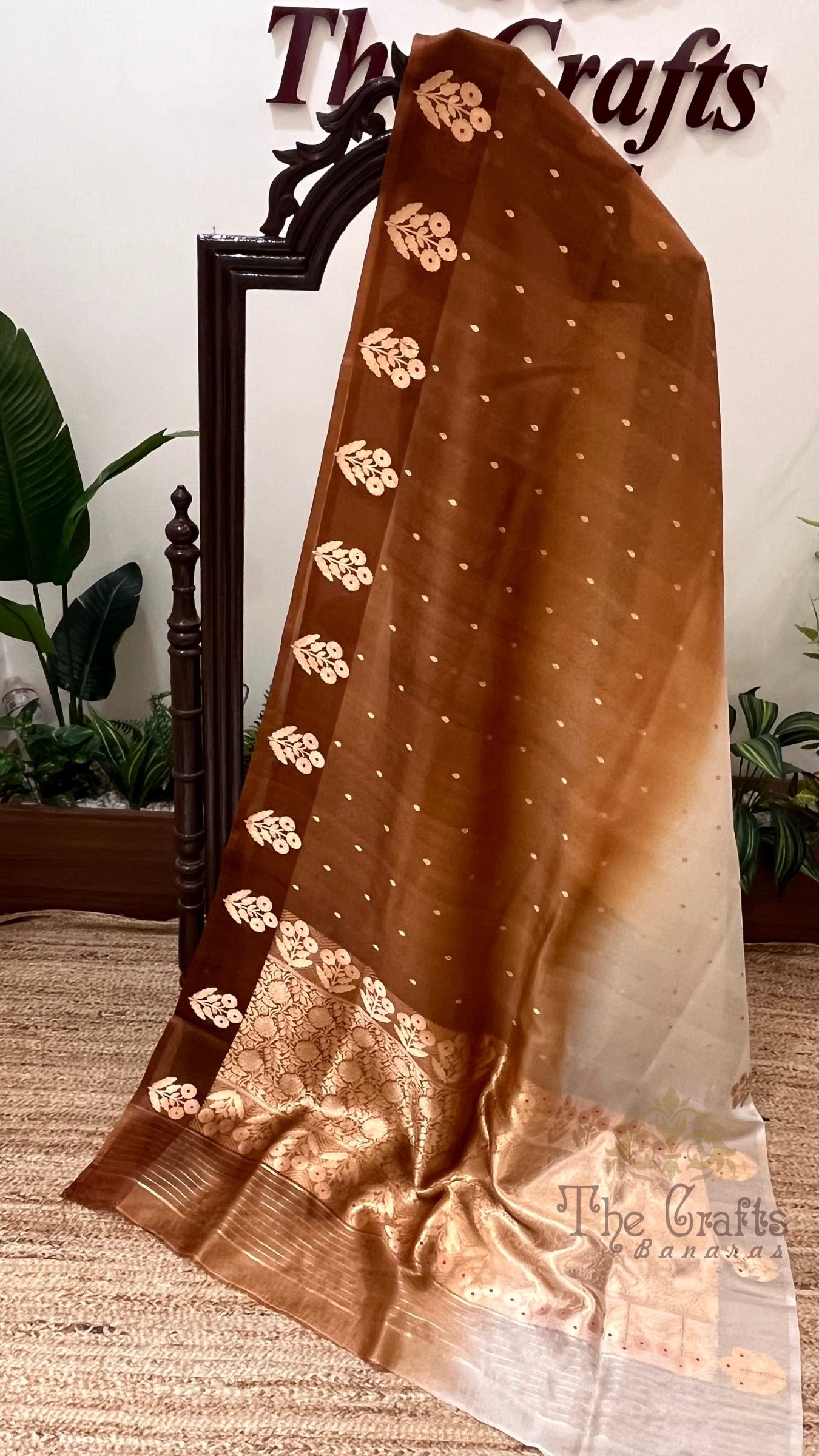 Pure Kora Silk Handloom Banarasi Saree - With Kadhua motifs