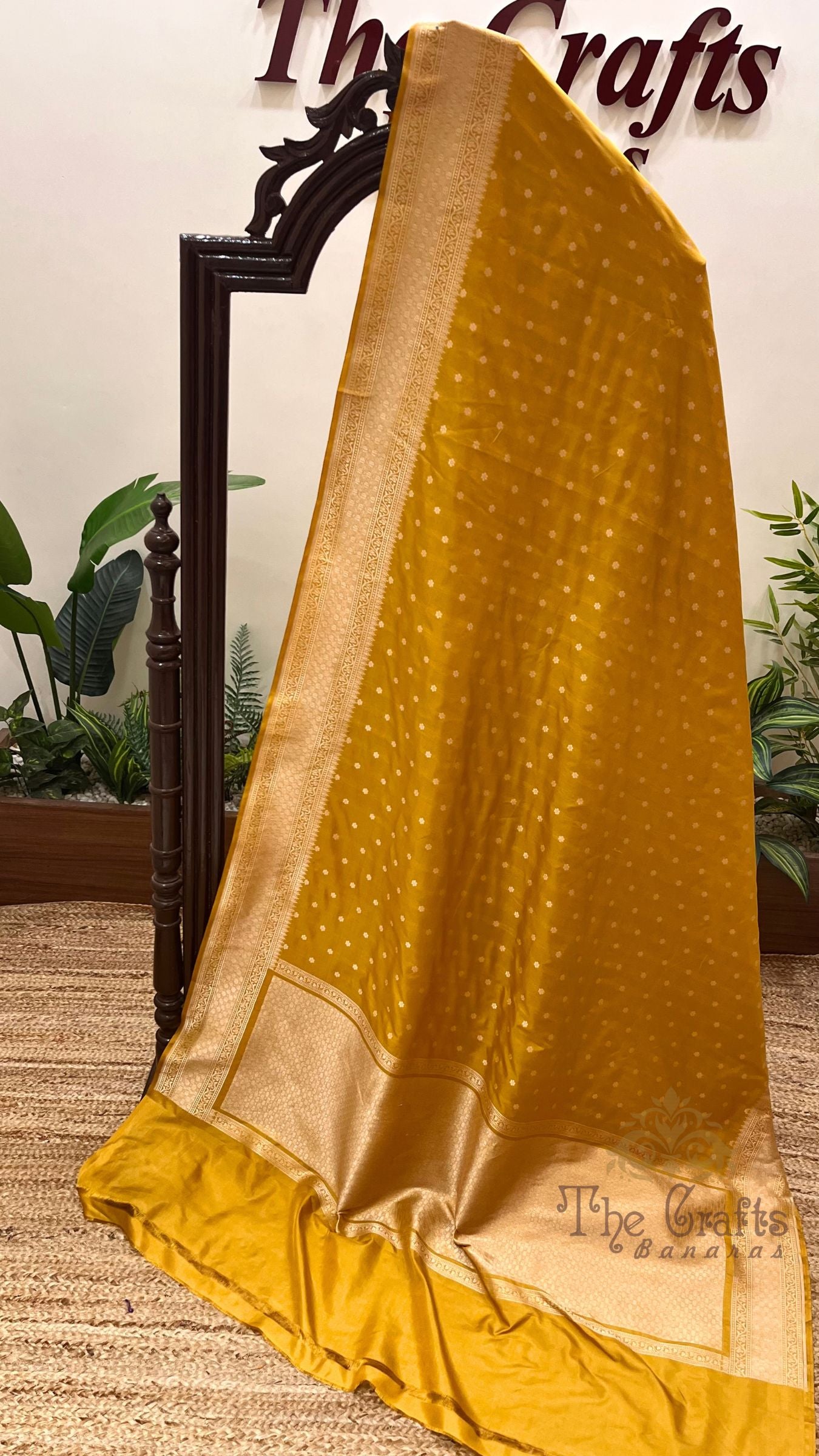 Pure Katan Silk Handloom Banarasi Saree - Motifs Work
