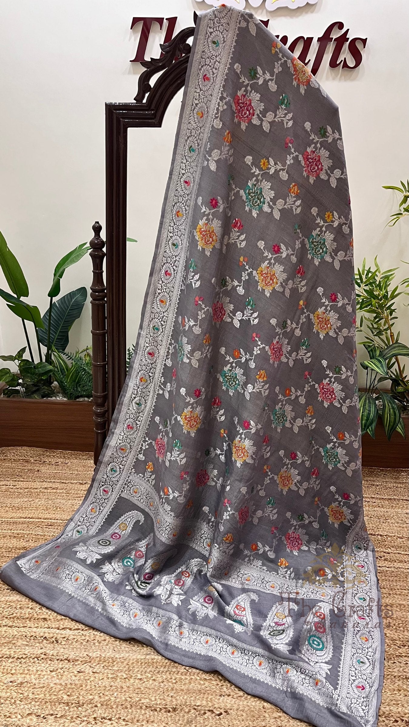 Tussar Georgette Handloom Banarasi Saree - Jaal with Meenakari