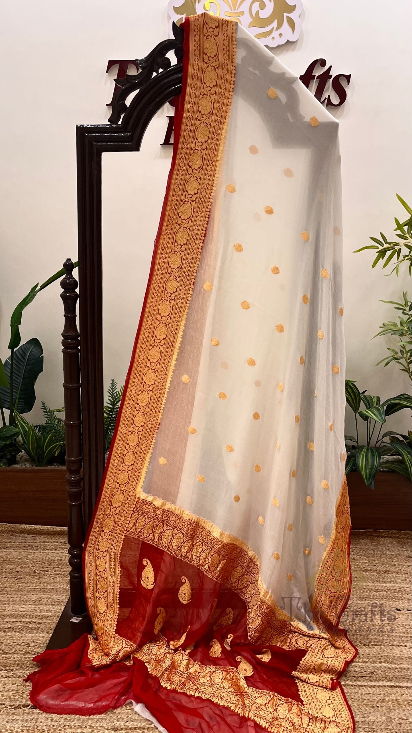 Pure Georgette Handloom Banarasi Saree - Gold Zari