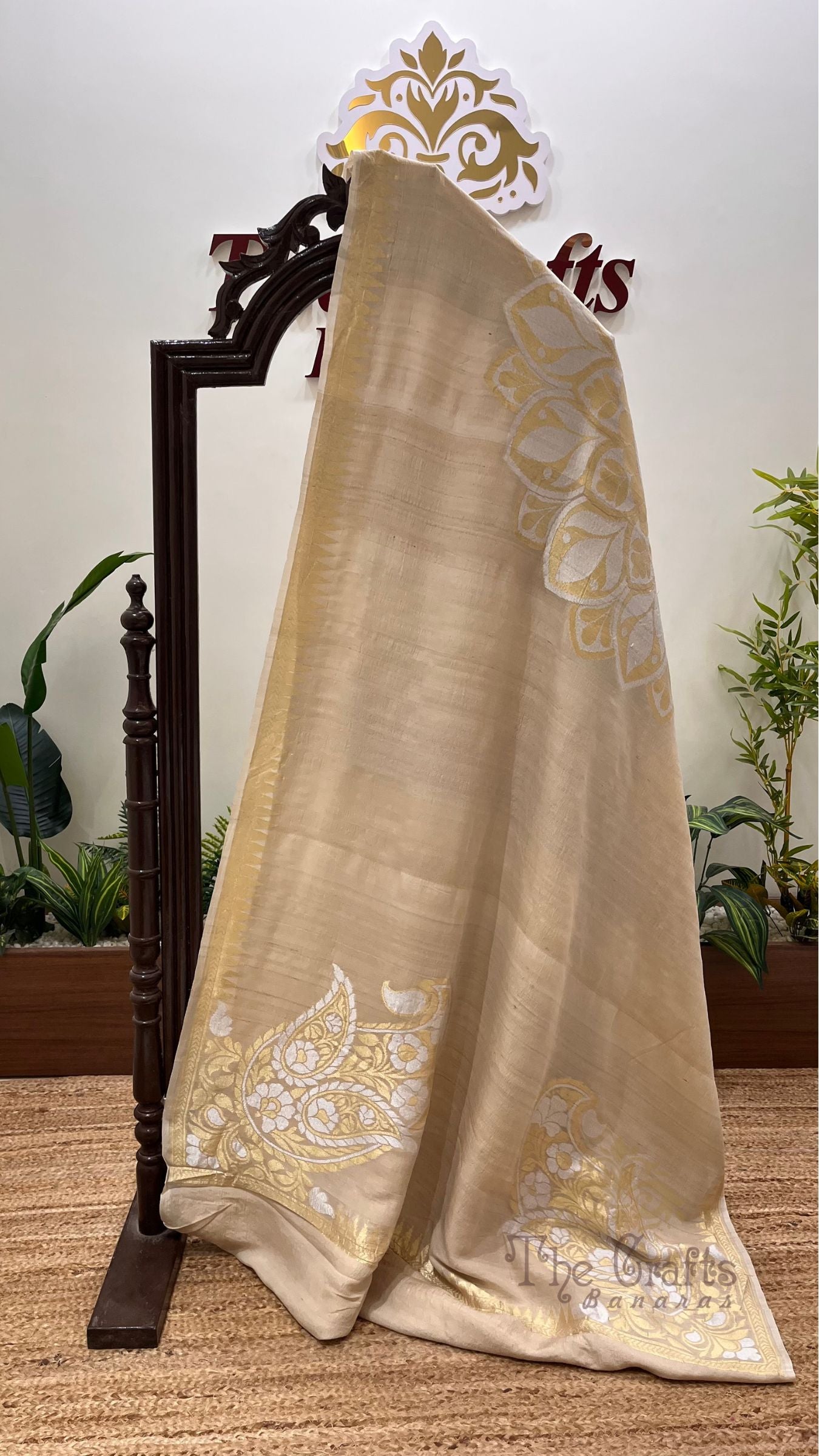 Tussar Georgette Handloom Banarasi Saree - Jaal with Meenakari