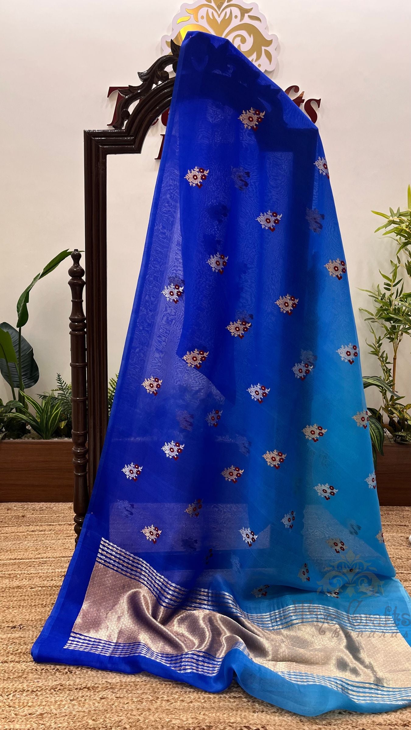 Pure Kora Silk Handloom Banarasi Saree - With Kadhua motifs