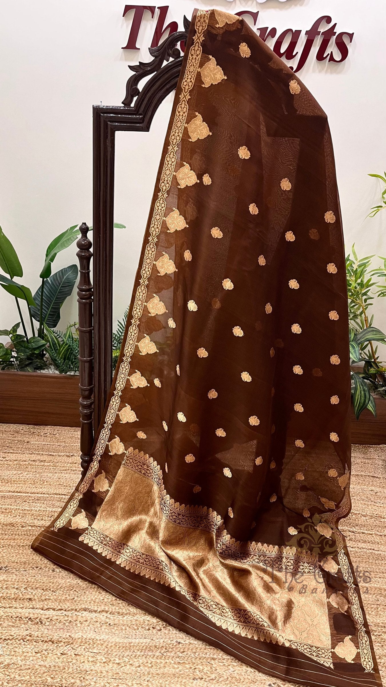 Pure Kora Silk Handloom Banarasi Saree - With Kadhua motifs