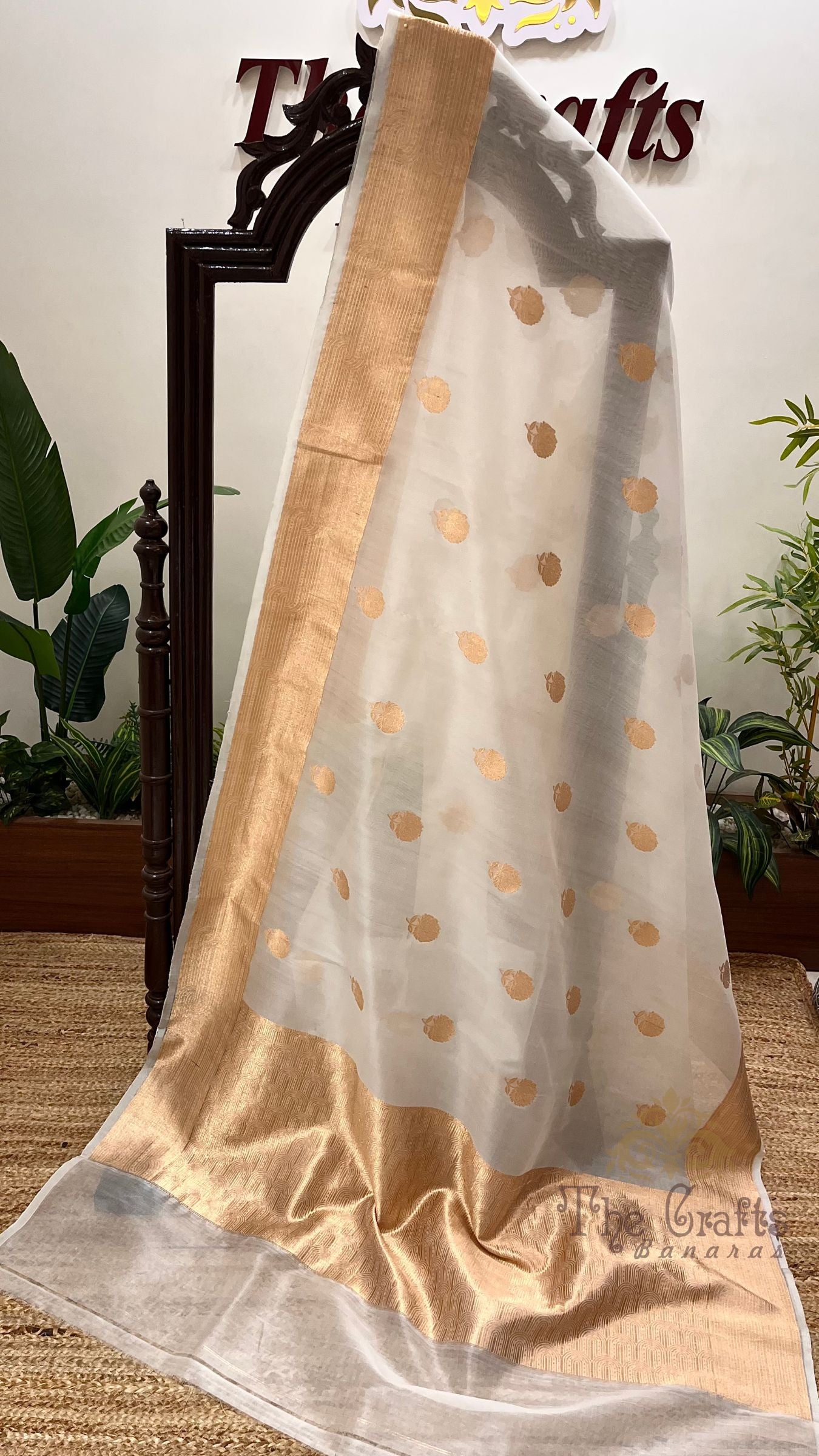 Pure Kora Silk Handloom Banarasi Saree - With Kadhua motifs