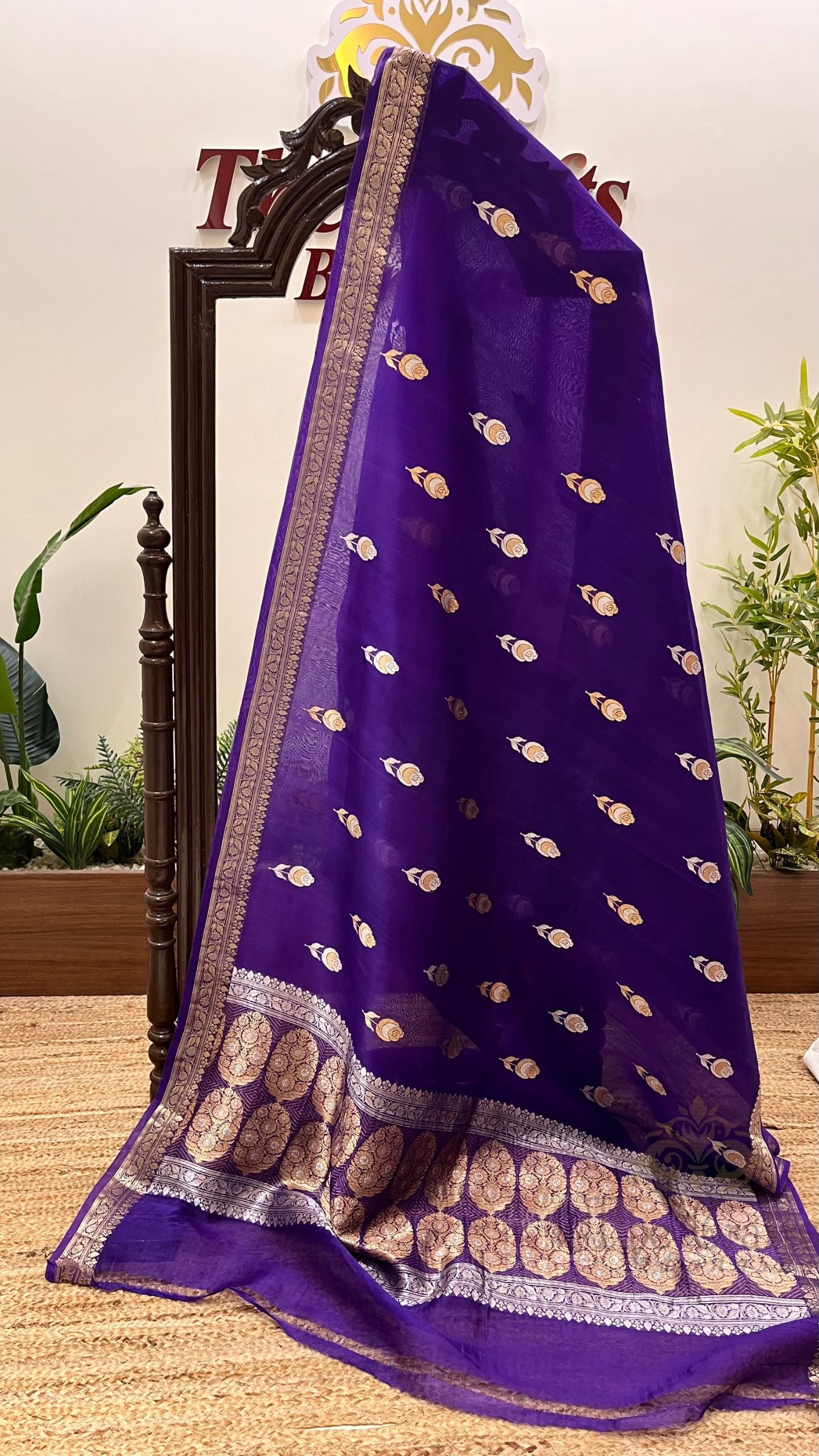 Pure Kora Silk Handloom Banarasi Saree - With Kadhua motifs