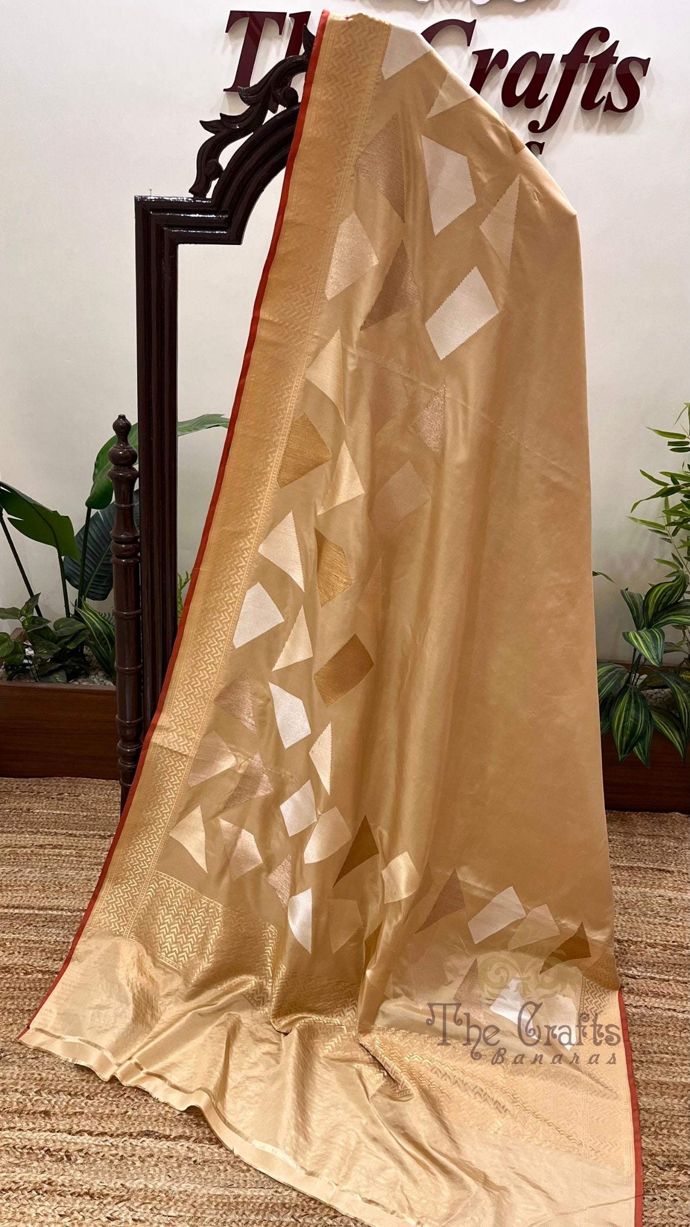 Pure Katan Silk Handloom Banarasi Saree - with sona rupa kadhua motifs