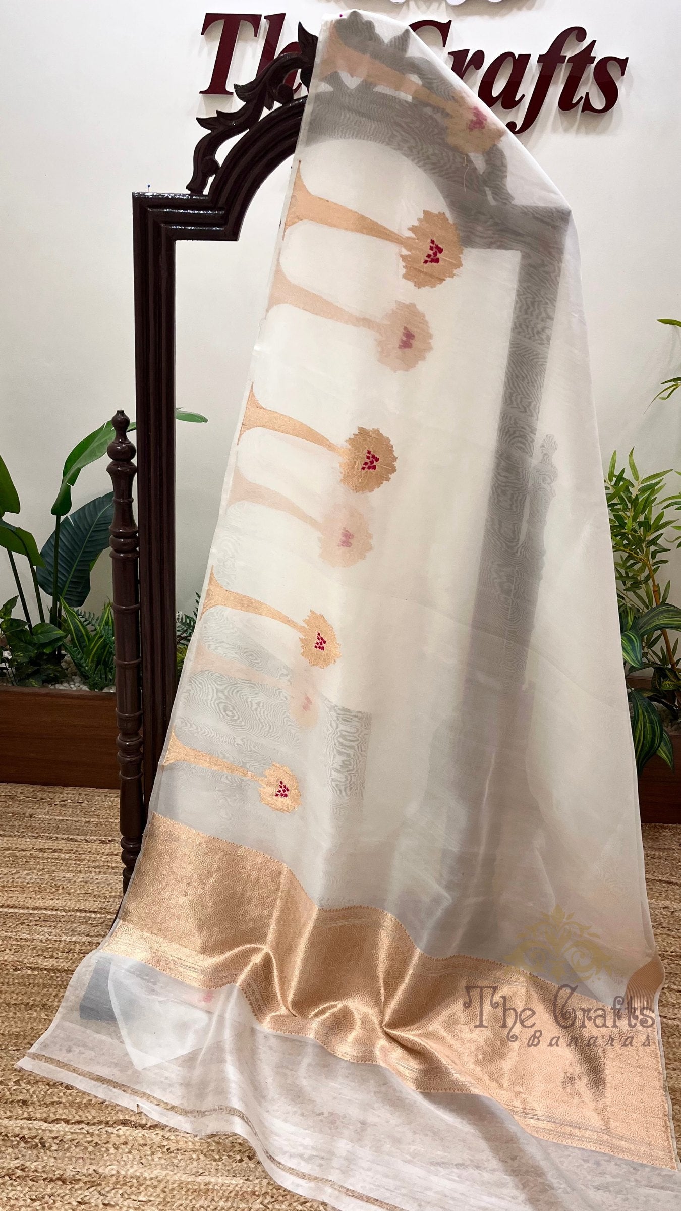 Pure Kora Silk Handloom Banarasi Saree - With Kadhua motifs