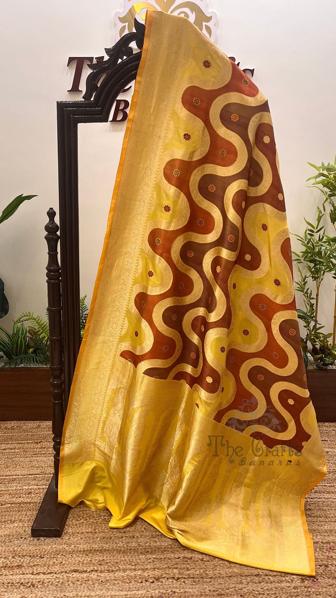 Rangkat Pure Katan Silk Handloom Banarasi Saree - Jaal Work With Meenakari
