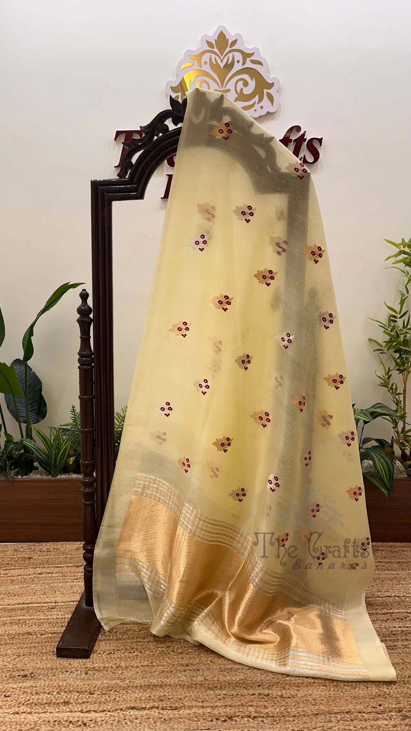 Pure Kora Silk Handloom Banarasi Saree - With Kadhua motifs