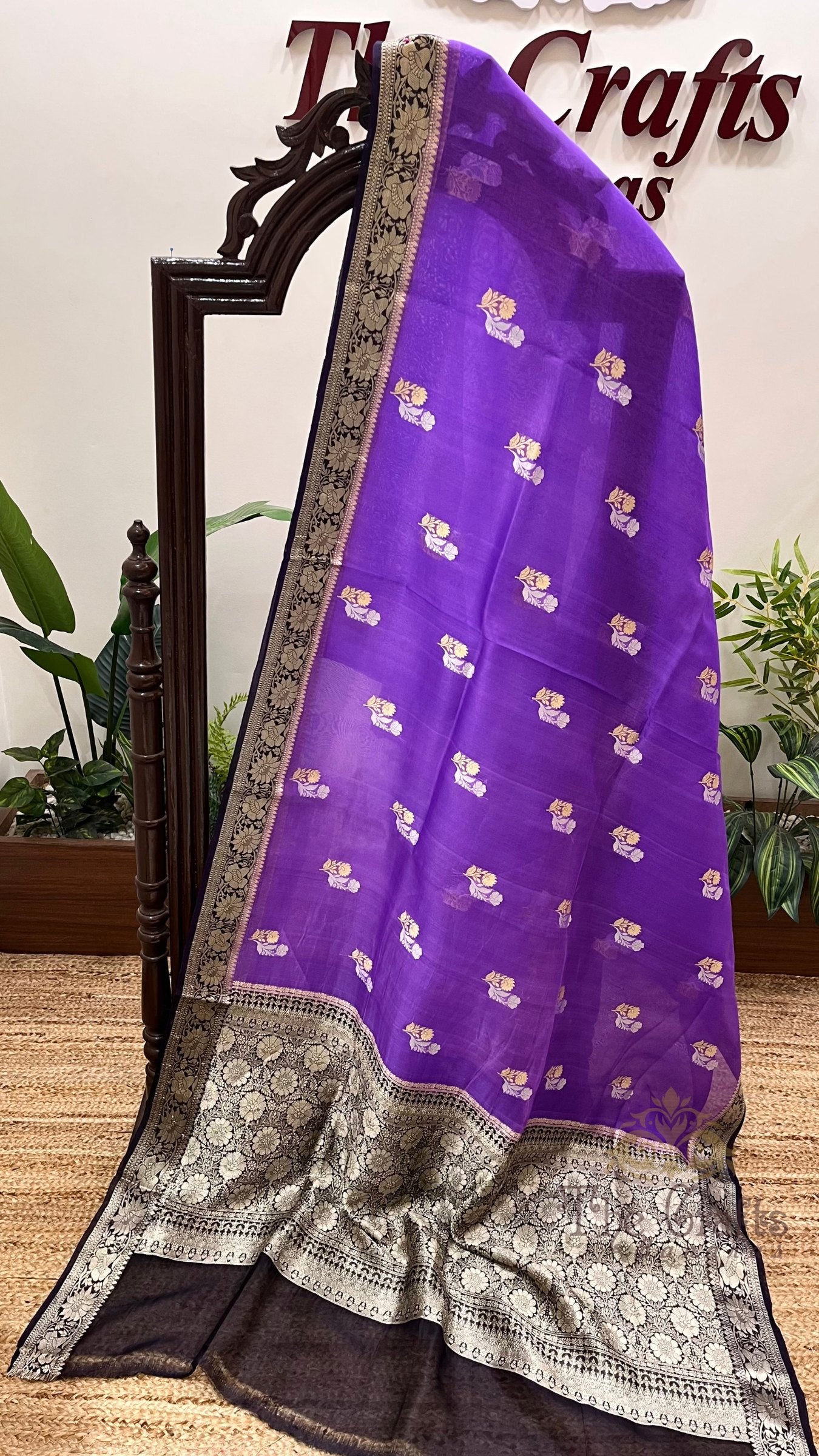 Pure Kora Silk Handloom Banarasi Saree - With Kadhua motifs