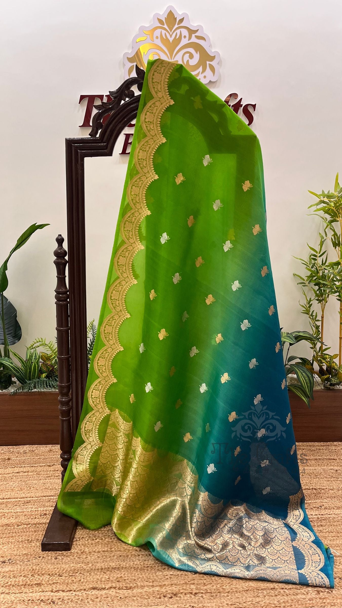 Pure Kora Silk Handloom Banarasi Saree - With Kadhua motifs